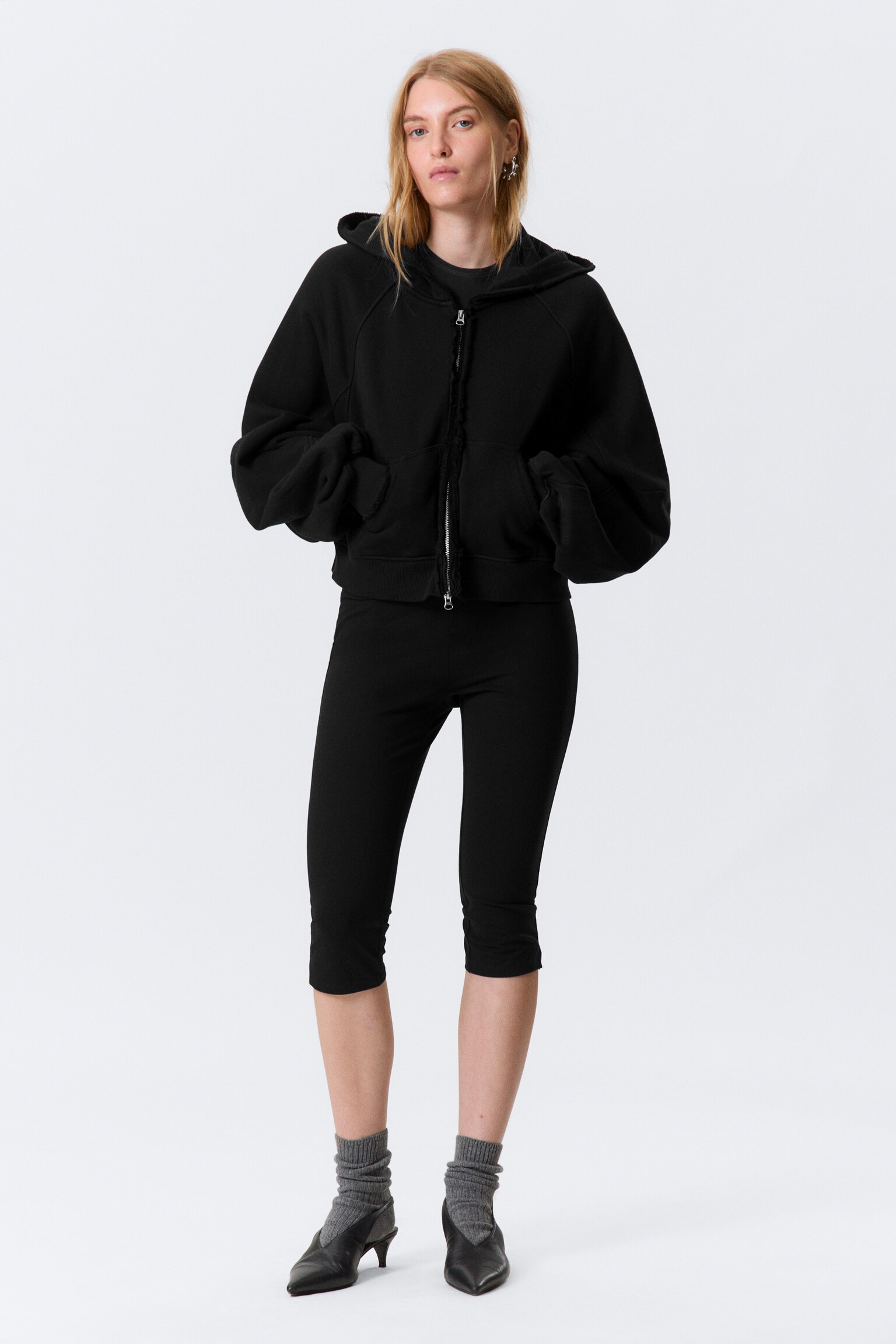 Mid-Rise Capri Trousers - Black