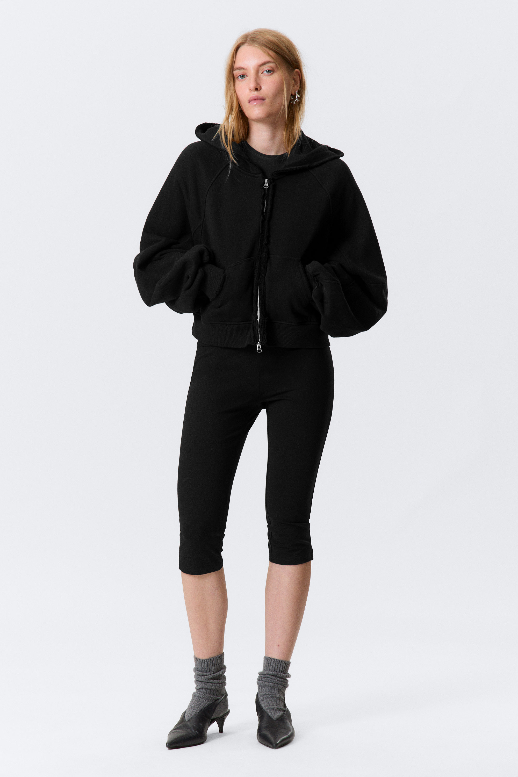 Schwarz - Caprihose mit mittlerer Bundhöhe - 1