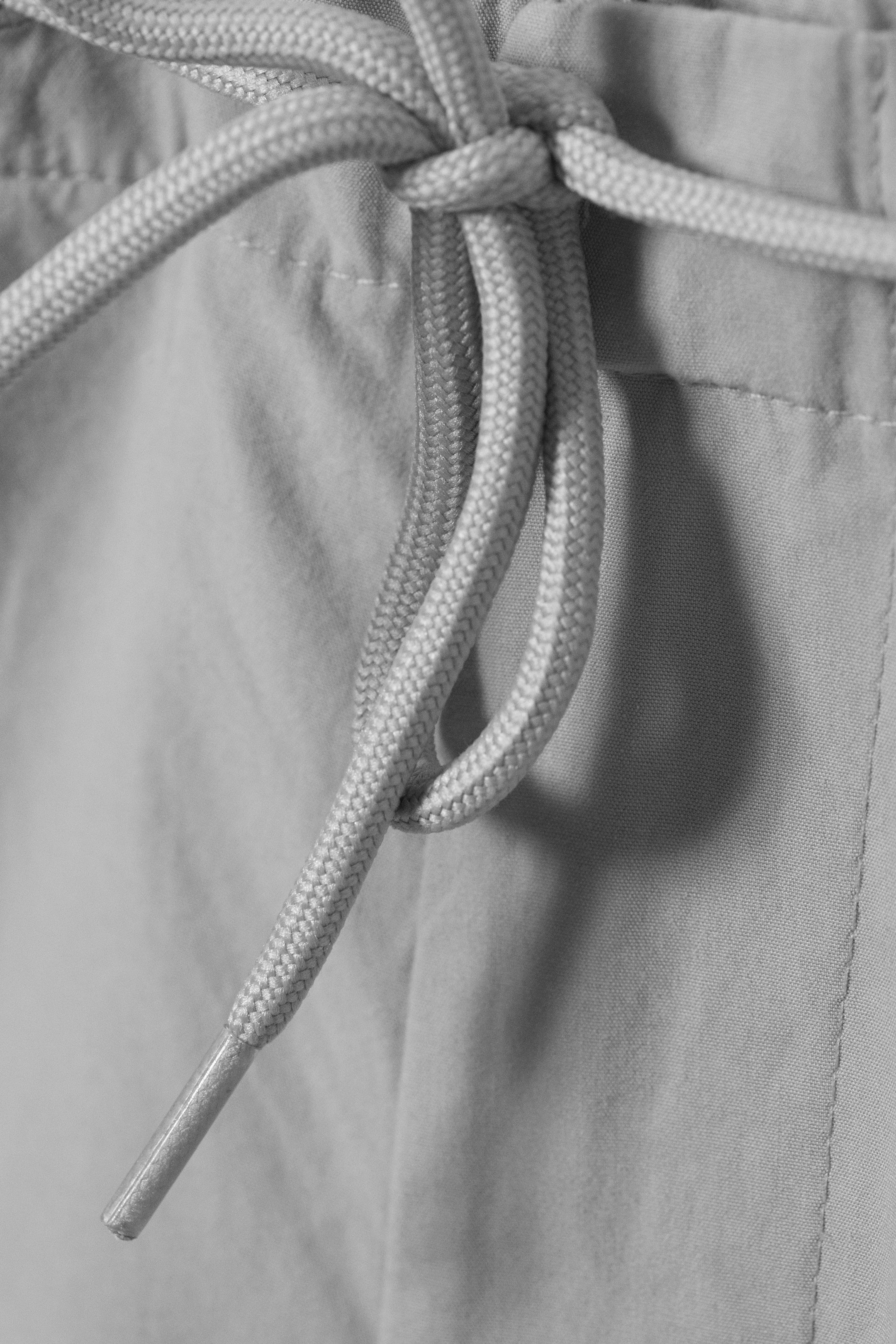 Grau - Lockere Fallschirm-Shorts - 1