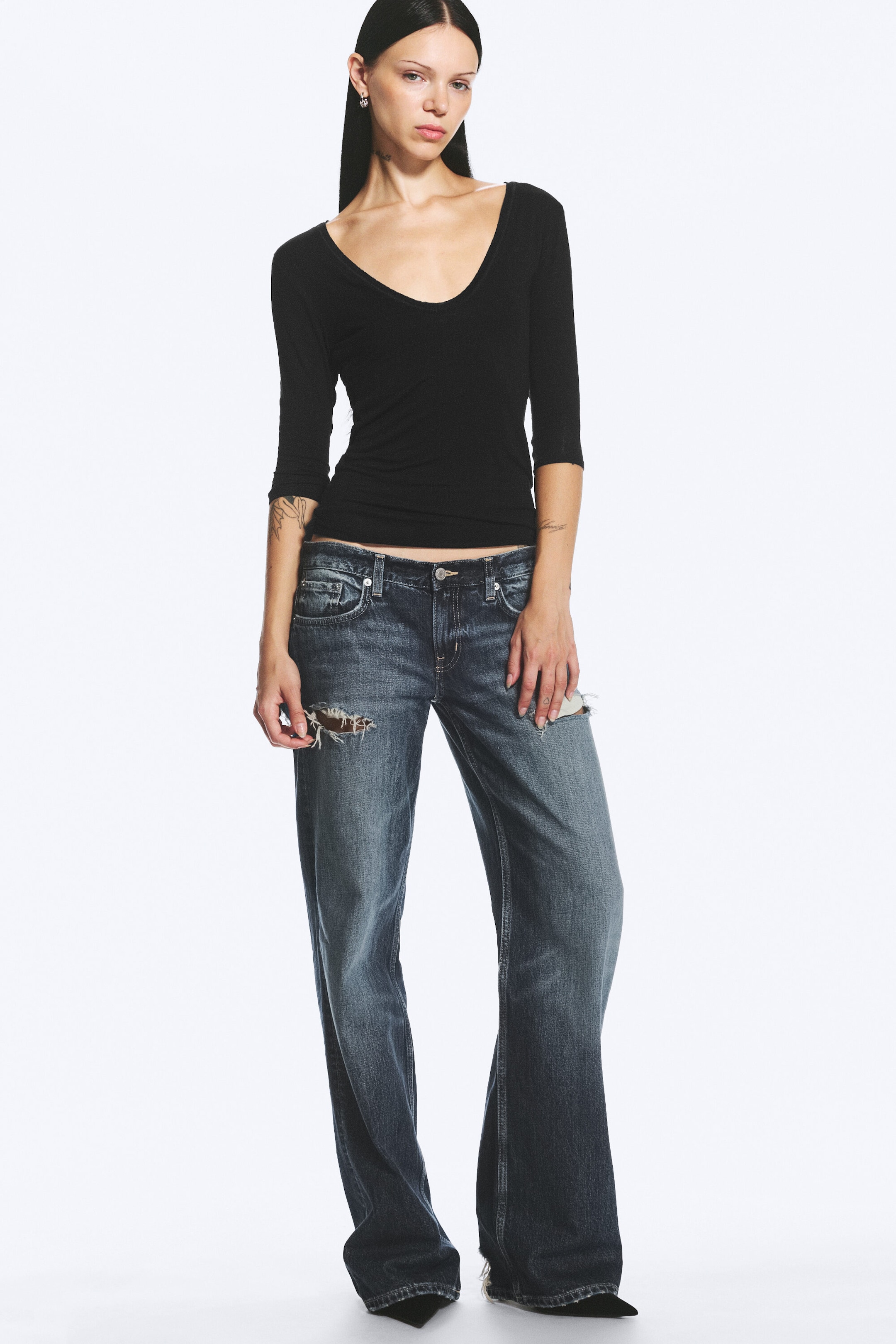 Svart - Topp med dyp v-hals og trekvartlange ermer - 2