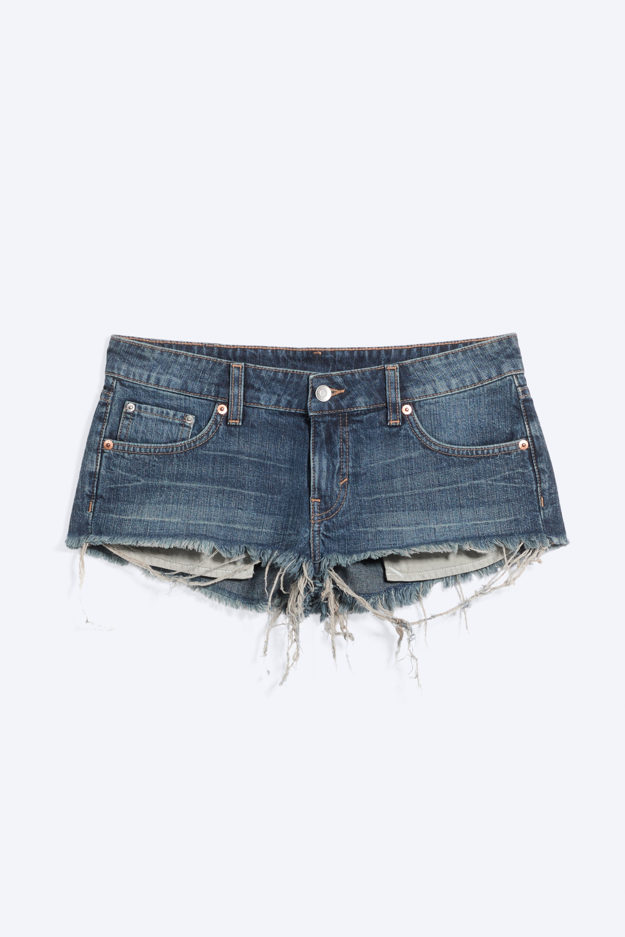 Agrandir l'image: Les shorts en denim sont posés à plat, présentant une vue de face. Ils sont d'un bleu foncé délavé, avec une fermeture à bouton argenté, une braguette zippée, deux poches avant, une petite poche à monnaie, des rivets cuivrés, des coutures orange, et un ourlet effiloché et usé.