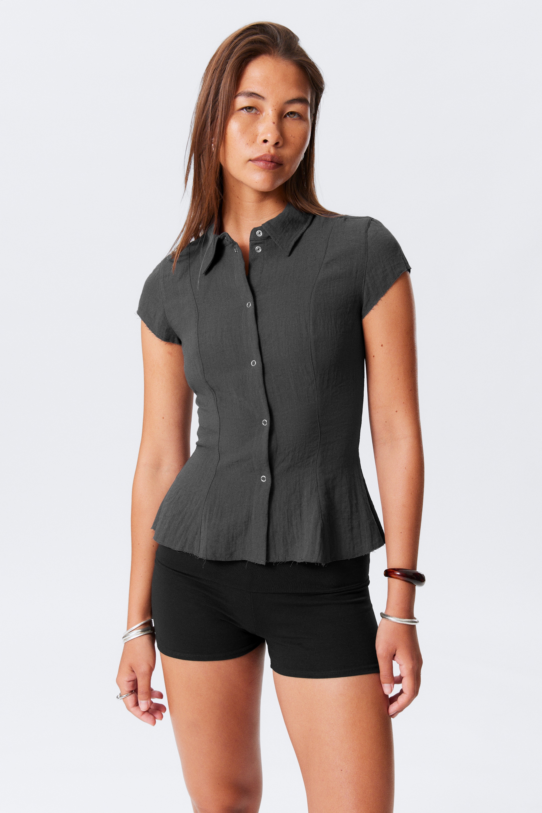 Agrandir l'image: Chemise Slim Fit en crêpe - Gris foncé - FEMME | H&M FR 1