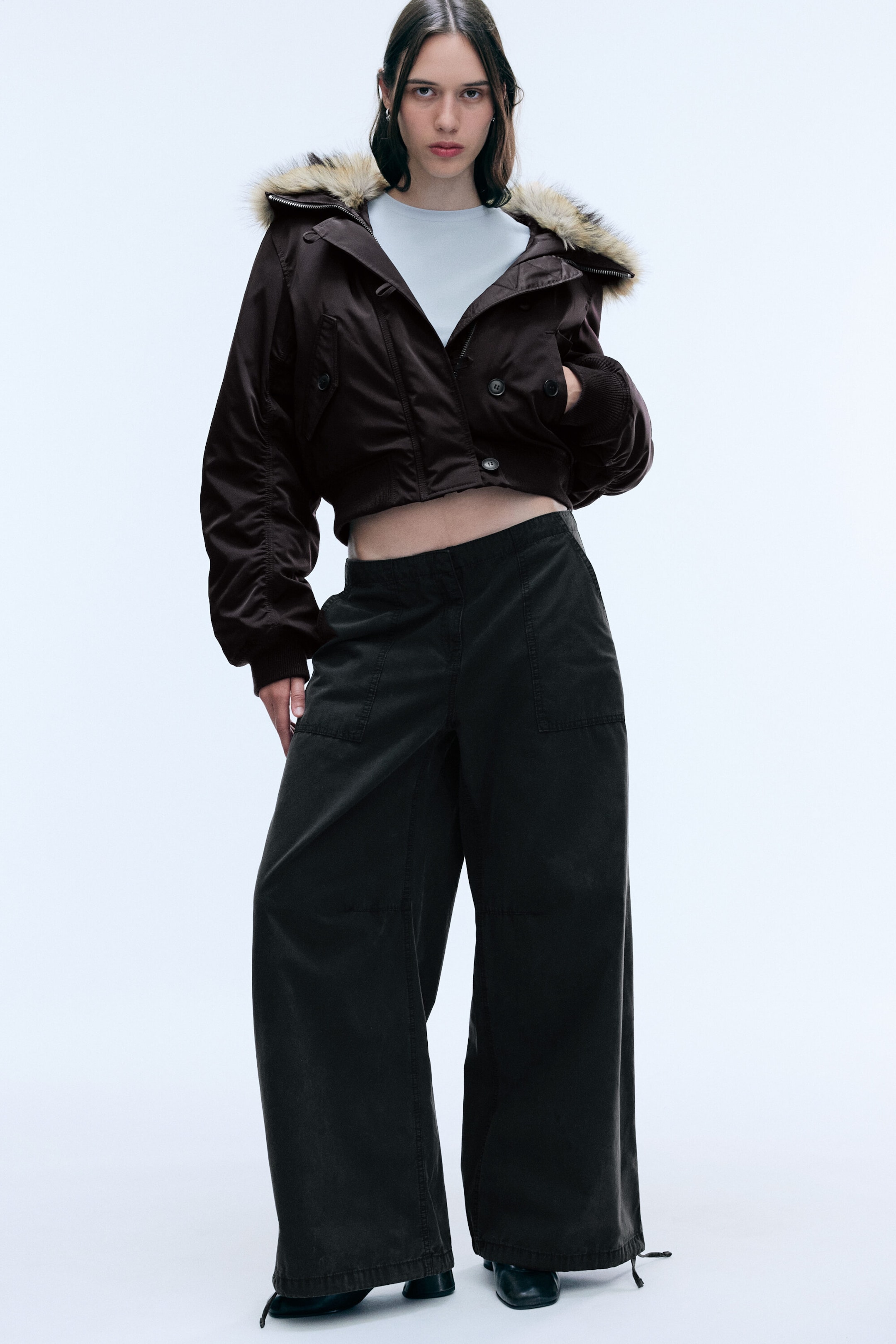Dunkelbraun - Cropped Bomberjacke mit Kunstfellkapuze - 1