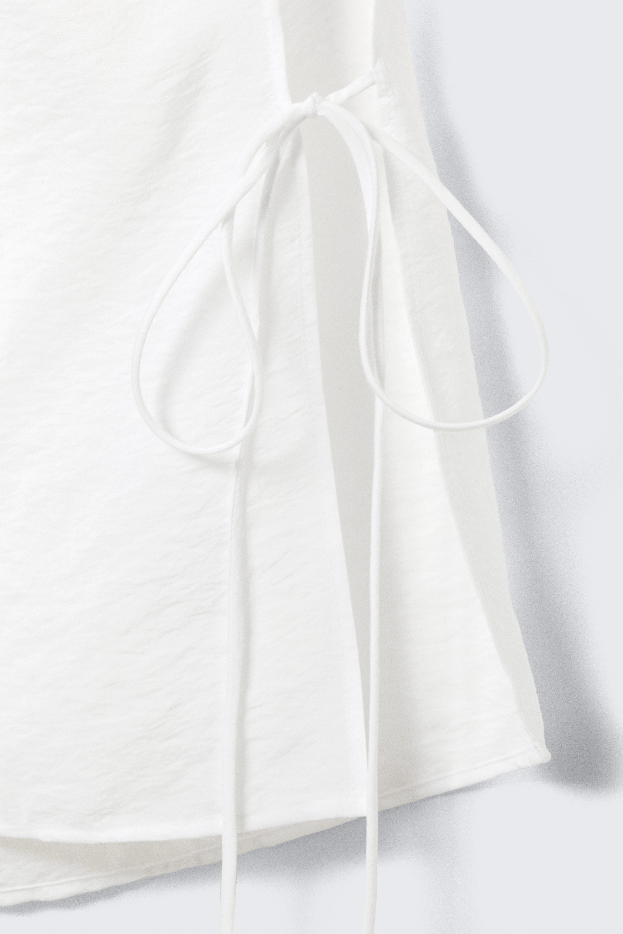 Wit - Mouwloze top met boothals en strikbandjes - 2