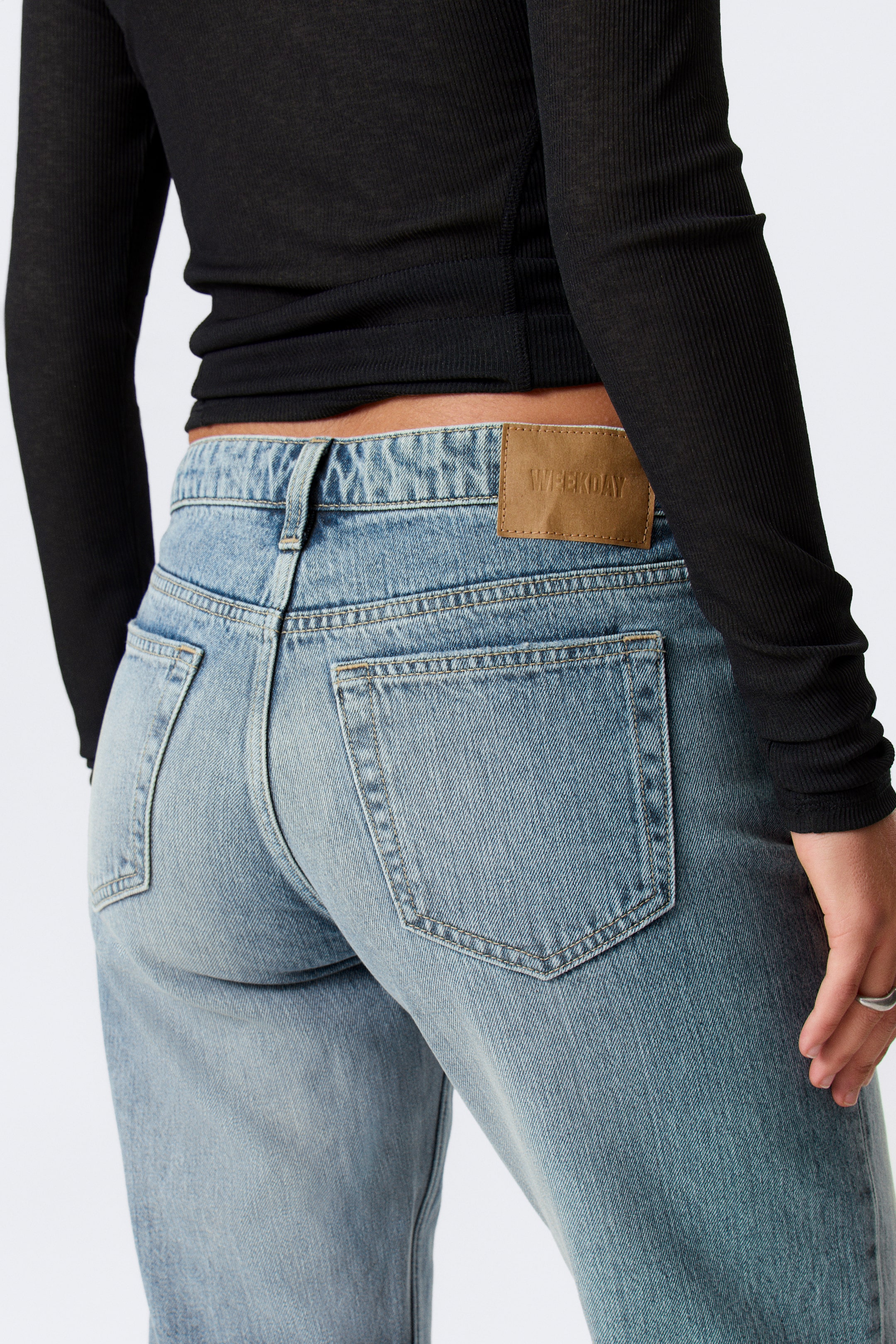 Visa större bild: Arrow Low Waist Regular Straight Leg Jeans - Blue Fade - Mellanblå - DAM | H&M FI 4