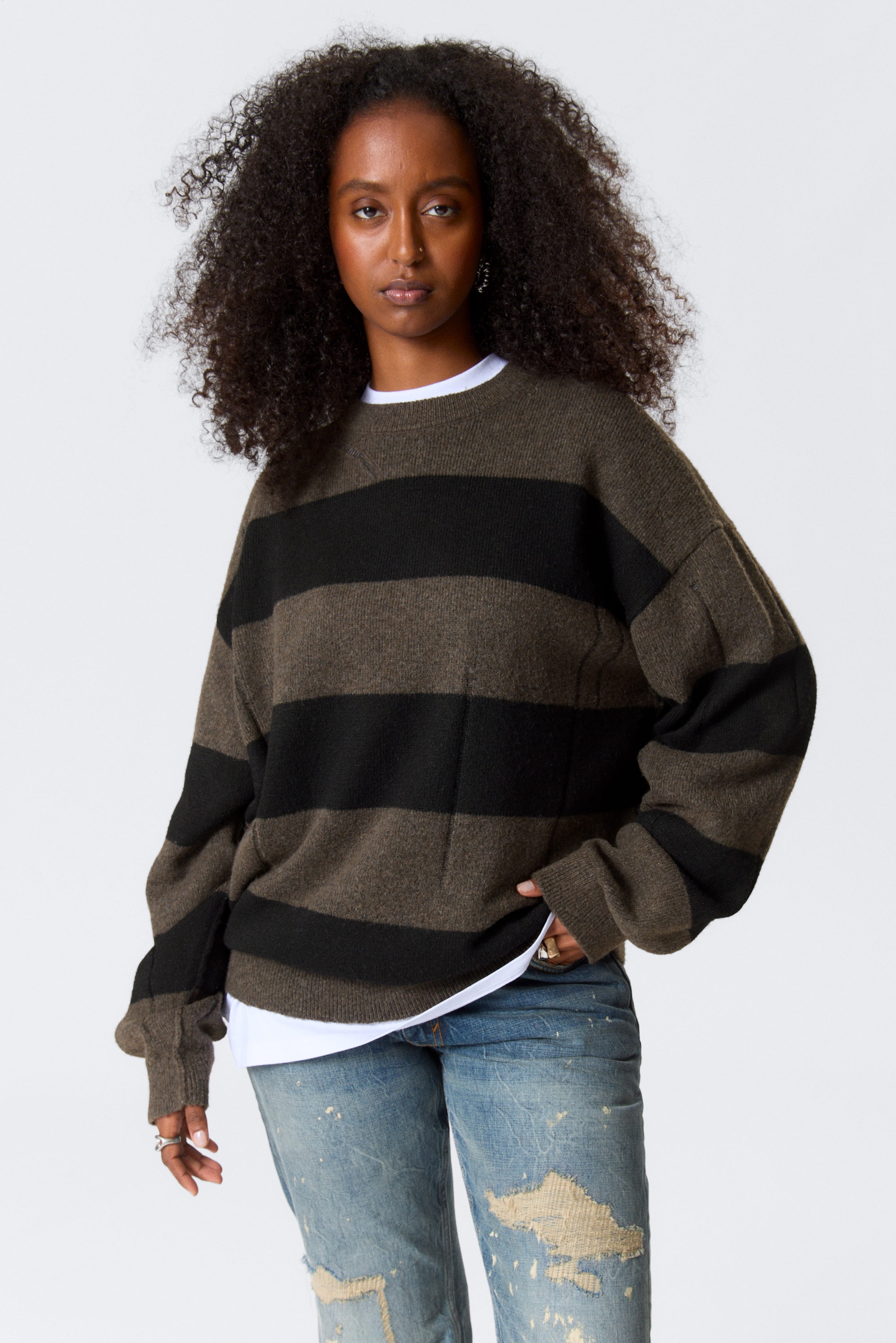 Brun & Svart-randig - Randig stickad tröja med slitningar - 1
