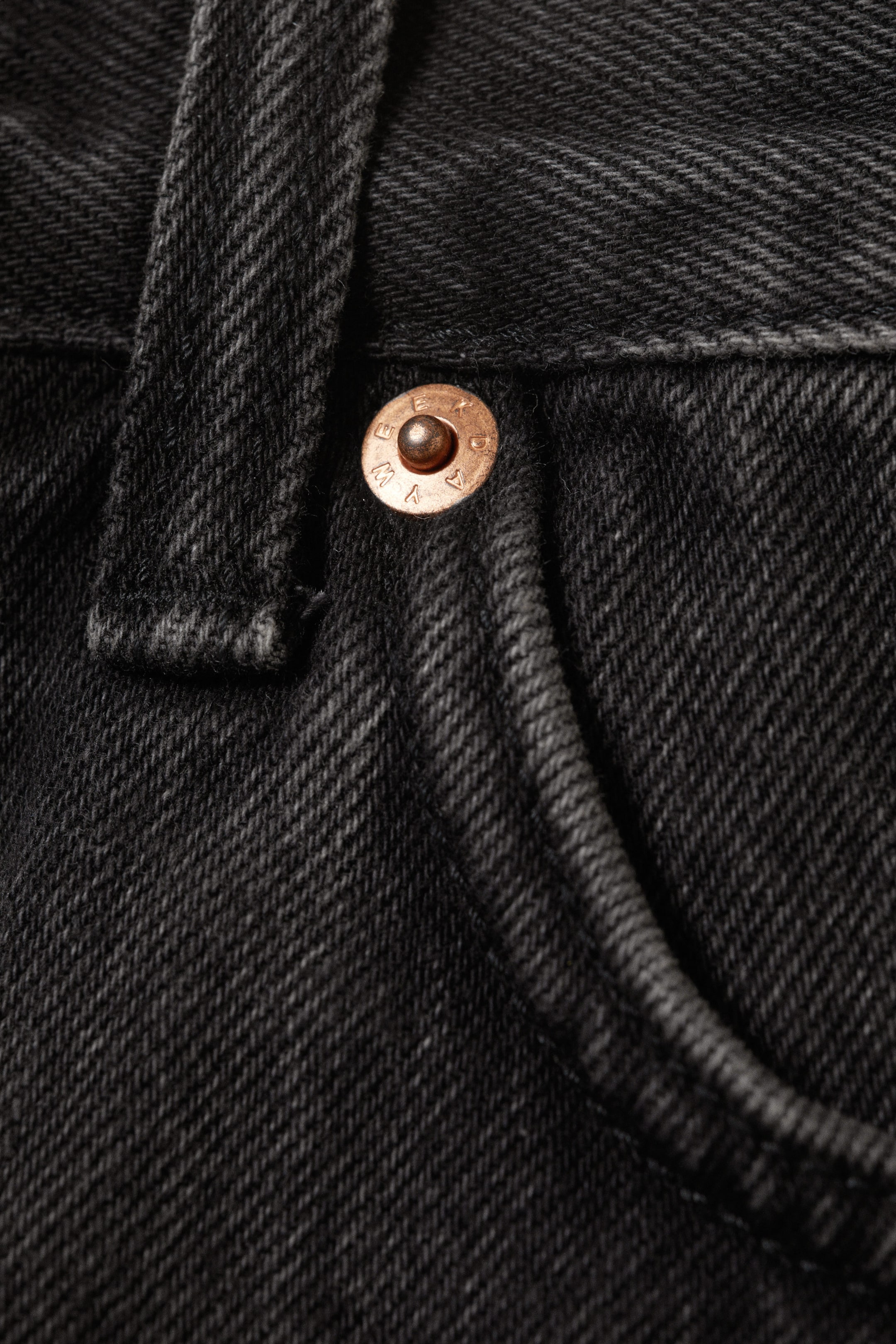 Tuned Black - Schwarz - Space - Relaxte, mittellange Denim-Shorts - 2