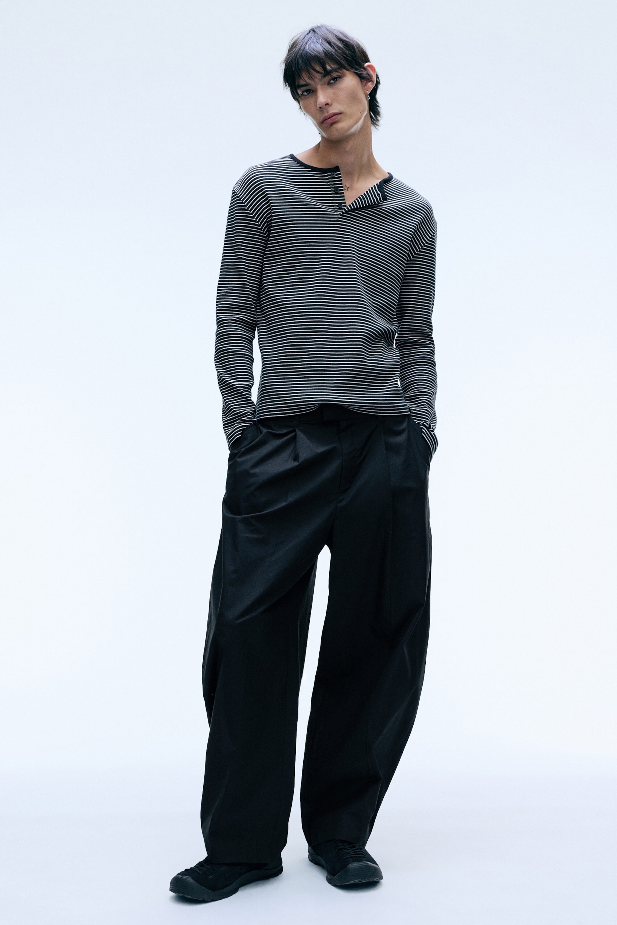 Black - Felix Barrel Chino Trousers - 1