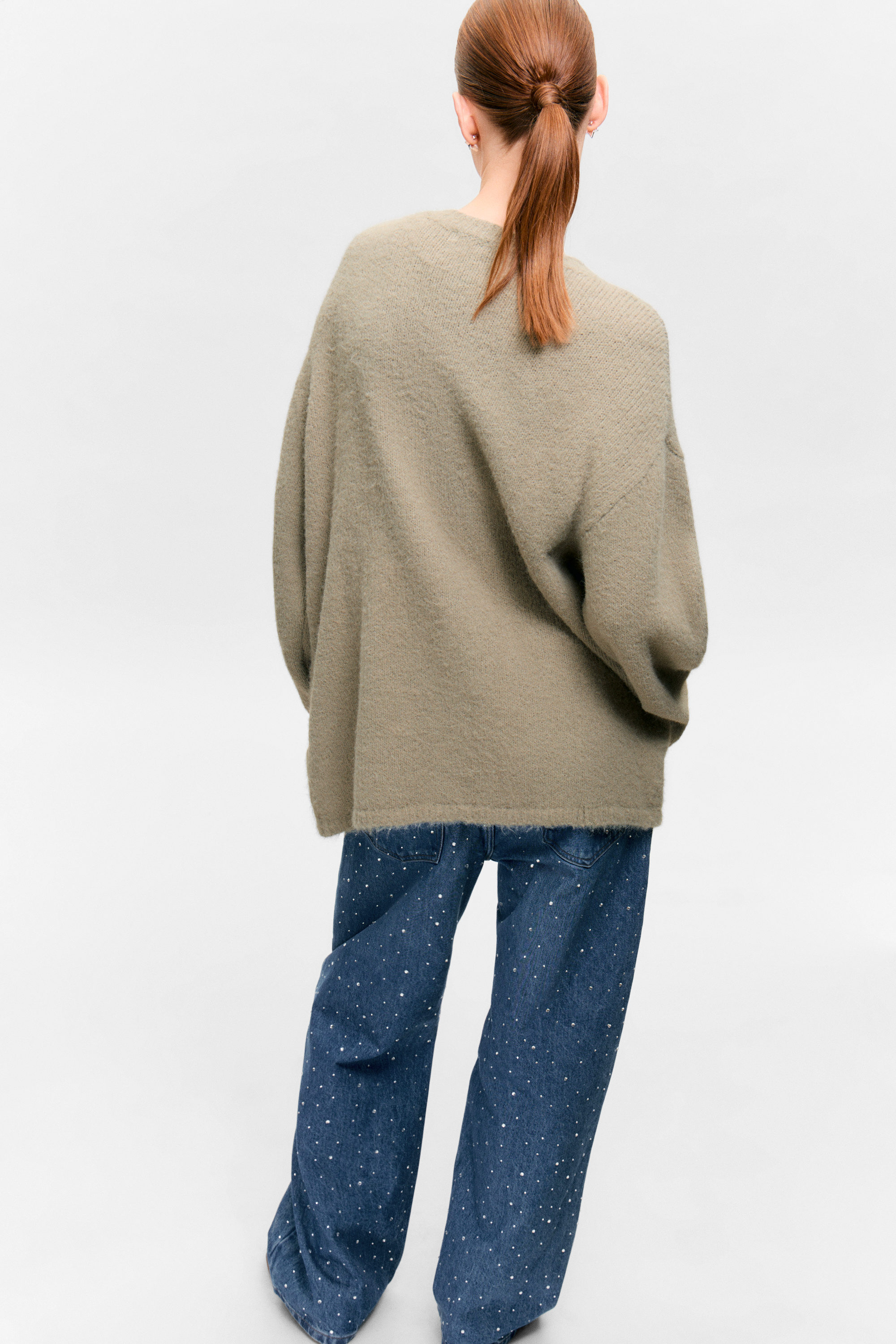 Staubiges Beige - Weiche Strickjacke mit V-Ausschnitt - 2