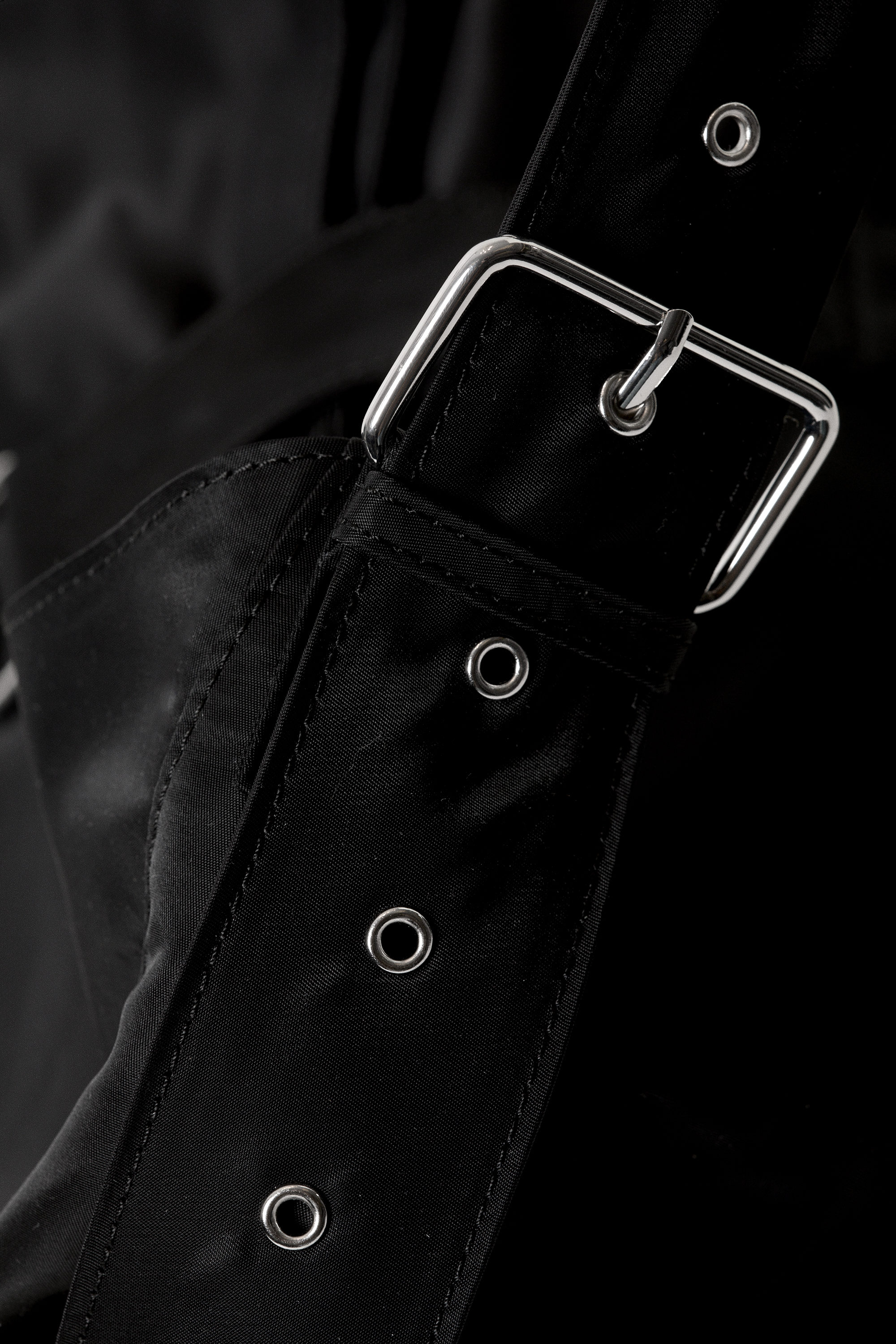 Black - Medium Slouched Clasp Shoulder Bag - 3