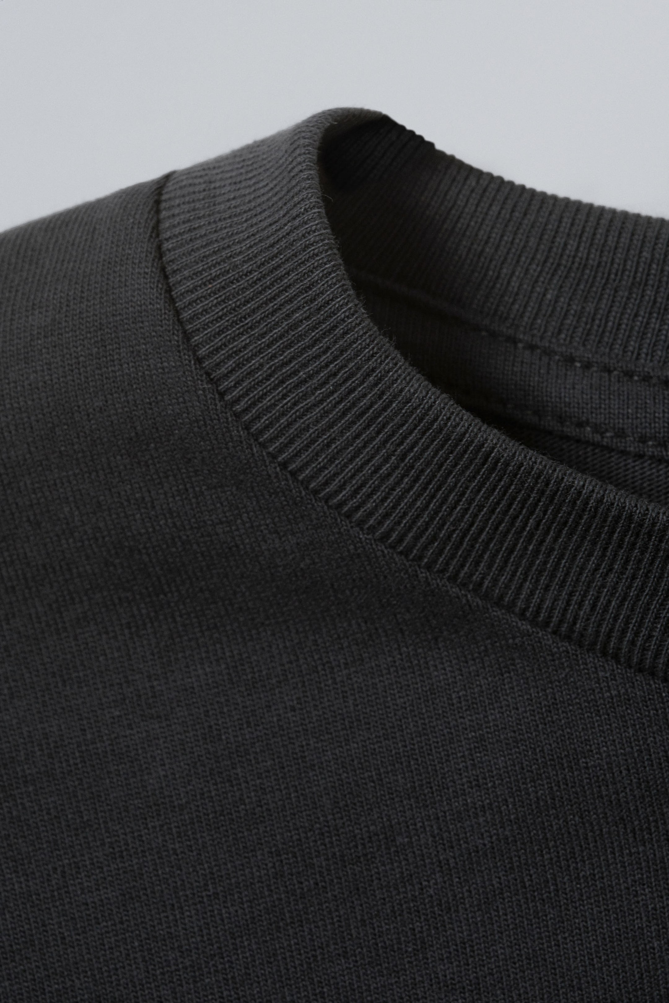 Schwarz - Kastiges T-Shirt - 4