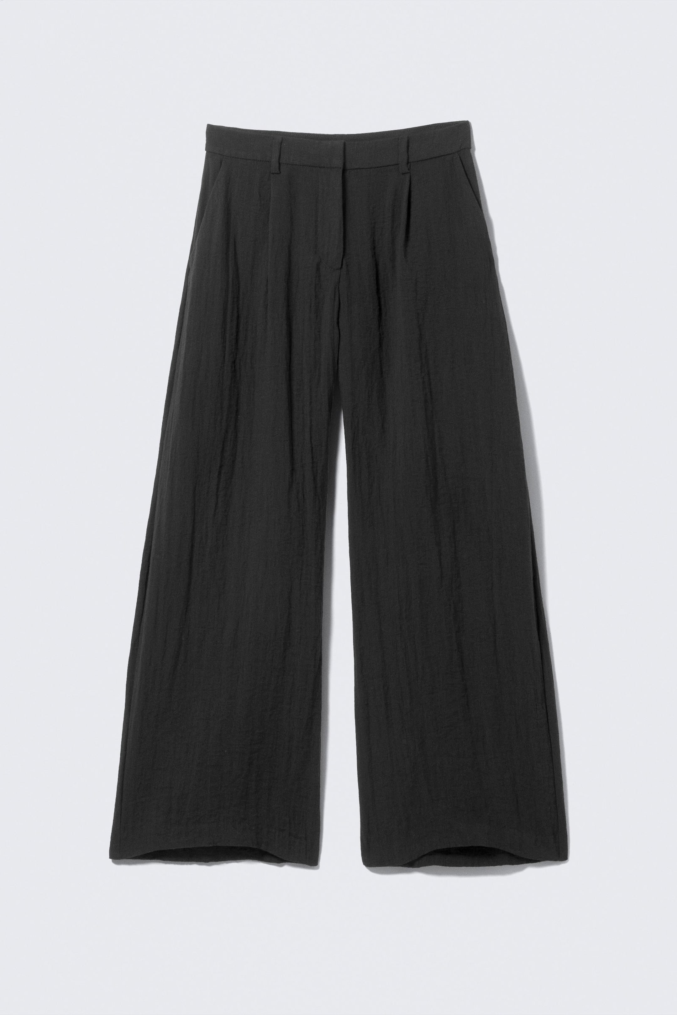 Schwarz - Weite, niedrig sitzende Hose in Knitteroptik - 4