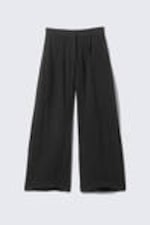 Schwarz - Weite, niedrig sitzende Hose in Knitteroptik - 4