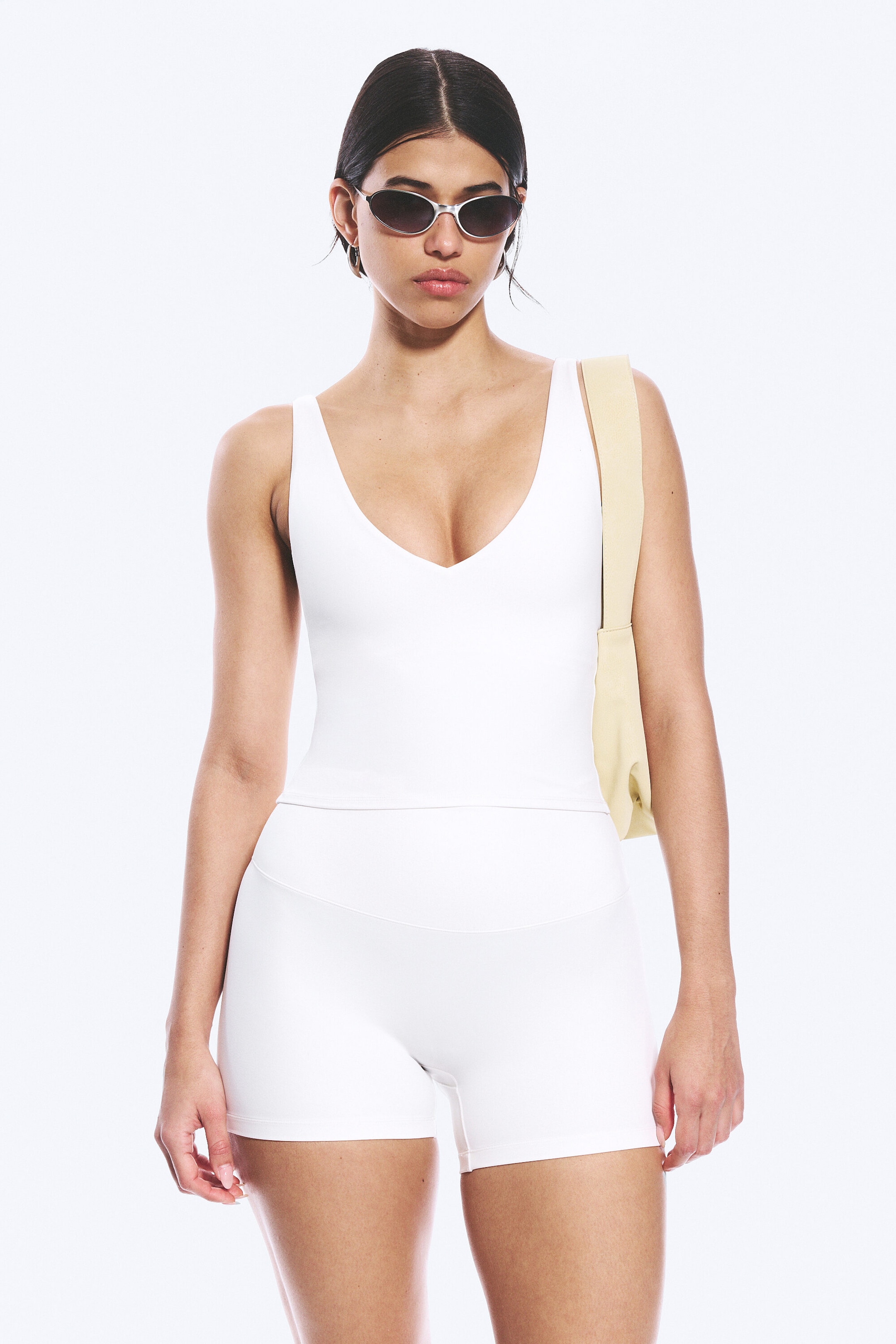 Weiß - Kurzes Sporttop mit tiefem Ausschnitt - 1