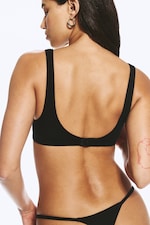 Schwarz - Gerippter Soft-BH mit tiefem V-Ausschnitt - 2