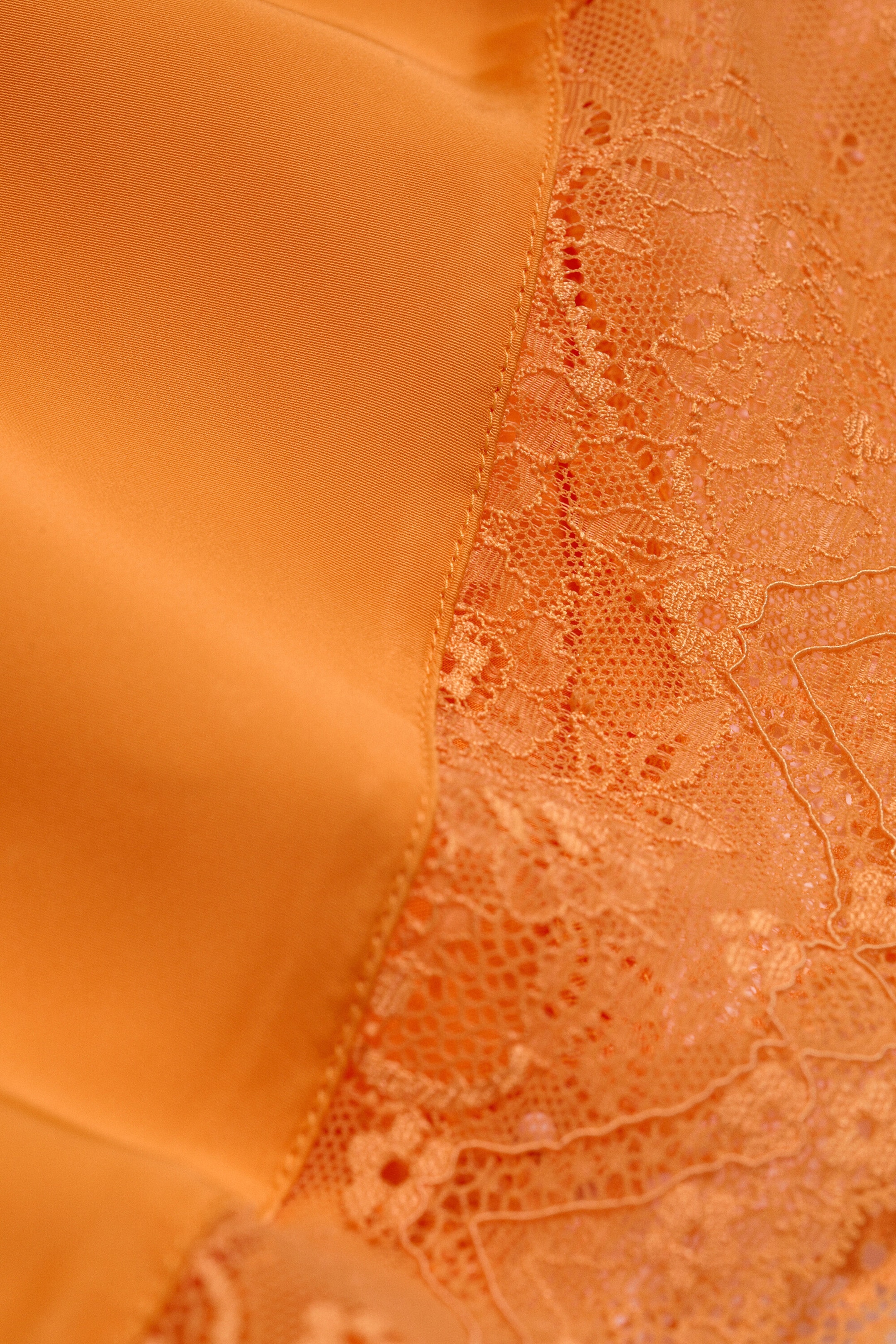 Orange - Kurze Satin-Shorts mit Spitze - 2