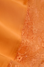 Orange - Kurze Satin-Shorts mit Spitze - 1