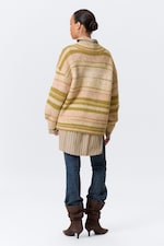 Gelb gestreift - Oversized Strickpullover mit V-Ausschnitt - 2