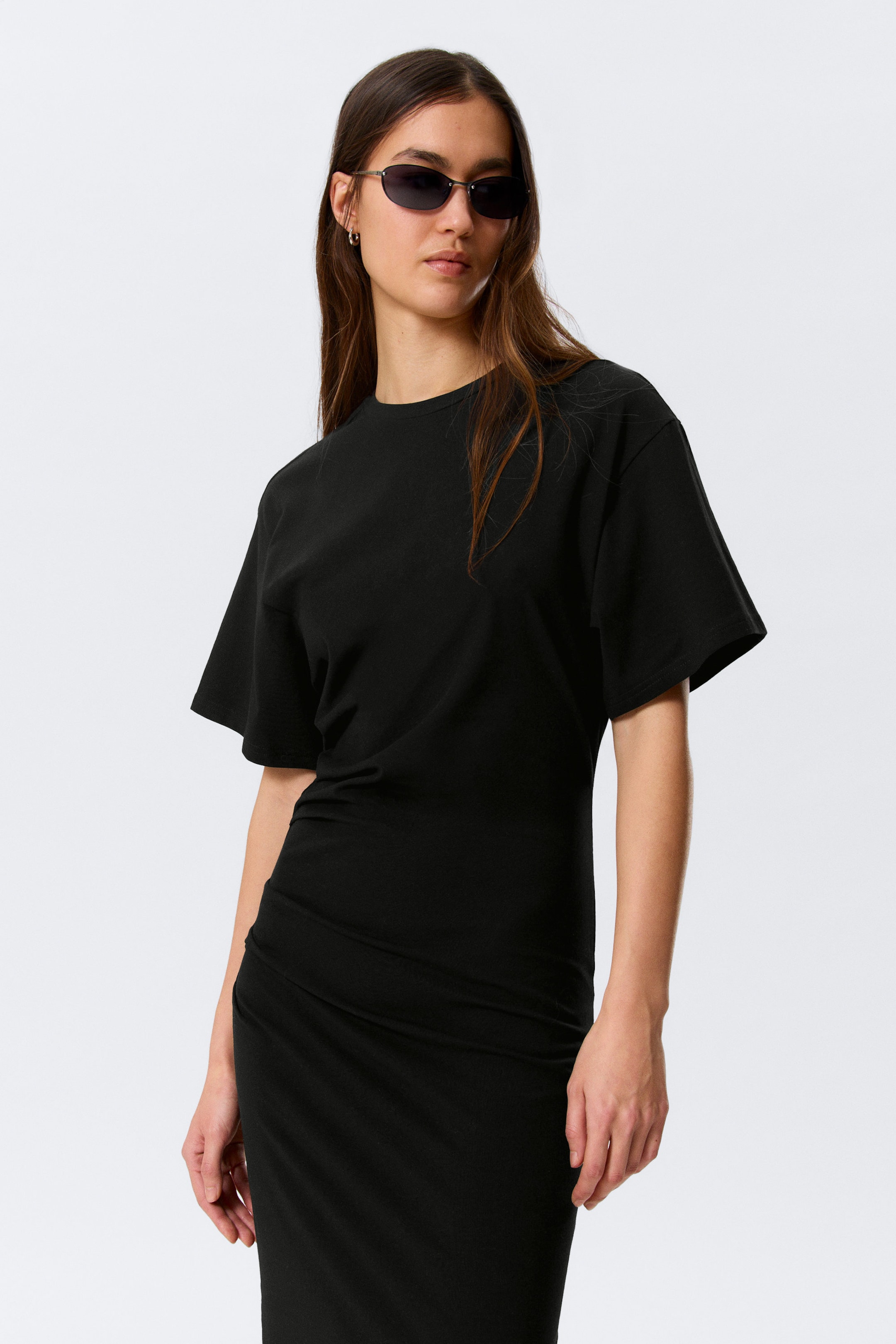 Zwart - Geplooide maxi-jurk met korte mouwen - 2