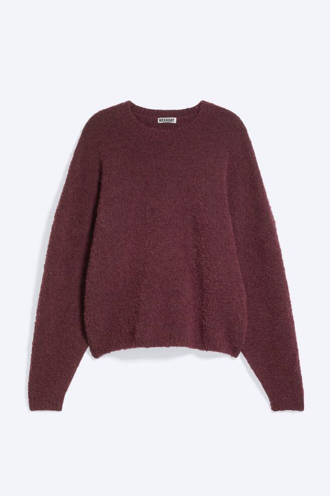 En bordeaux rundhalset sweater vises forfra med en tekstureret, blÃ¸dstrikket konstruktion. Plagget har en afslappet pasform, en klassisk rund halsudskÃ¦ring og lange Ã¦rmer med pÃ¦nt afsluttede manchetter og kant. - 1