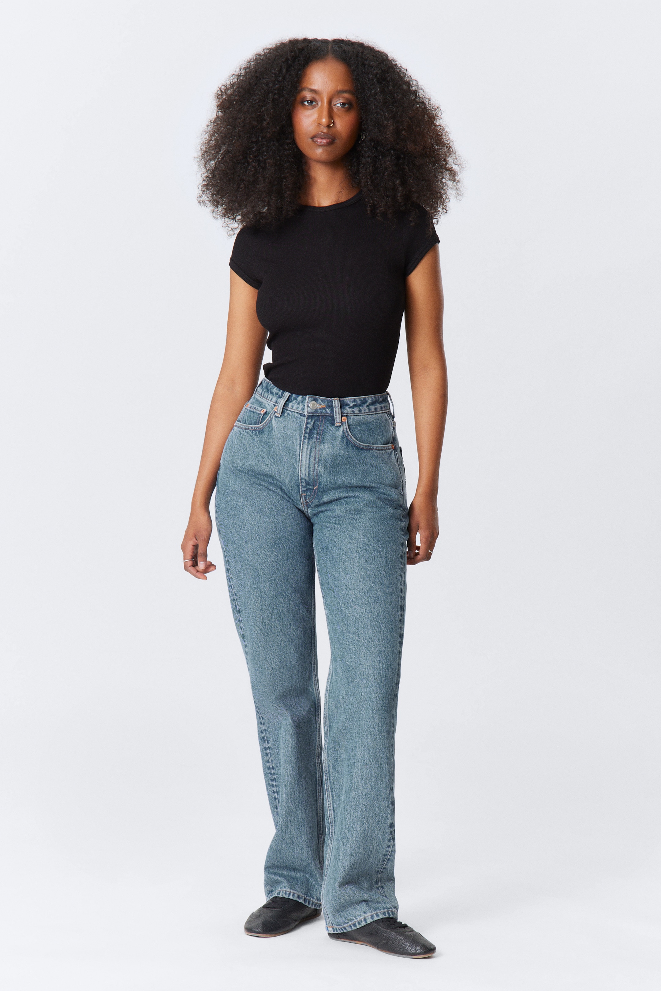 Zobrazit větší obrázek: Resolute Curve High Waisted Regular Straight Jeans - 90s Blue - Medium Blue - ŽENY | H&M CZ 1