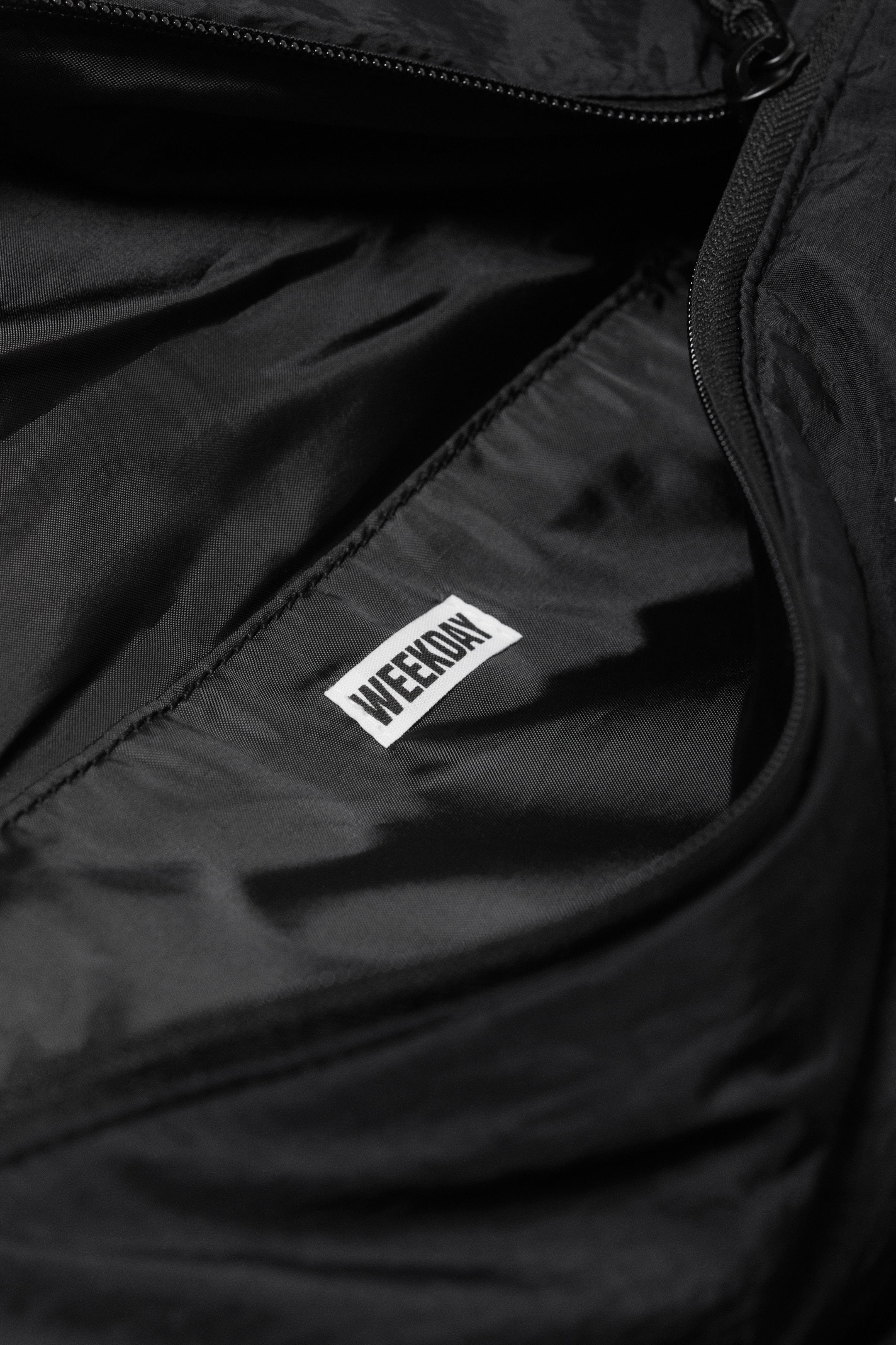 Visualizza immagine più grande: Samir Large Padded Crossbody Bag - Nero - UOMO | H&M IT 2