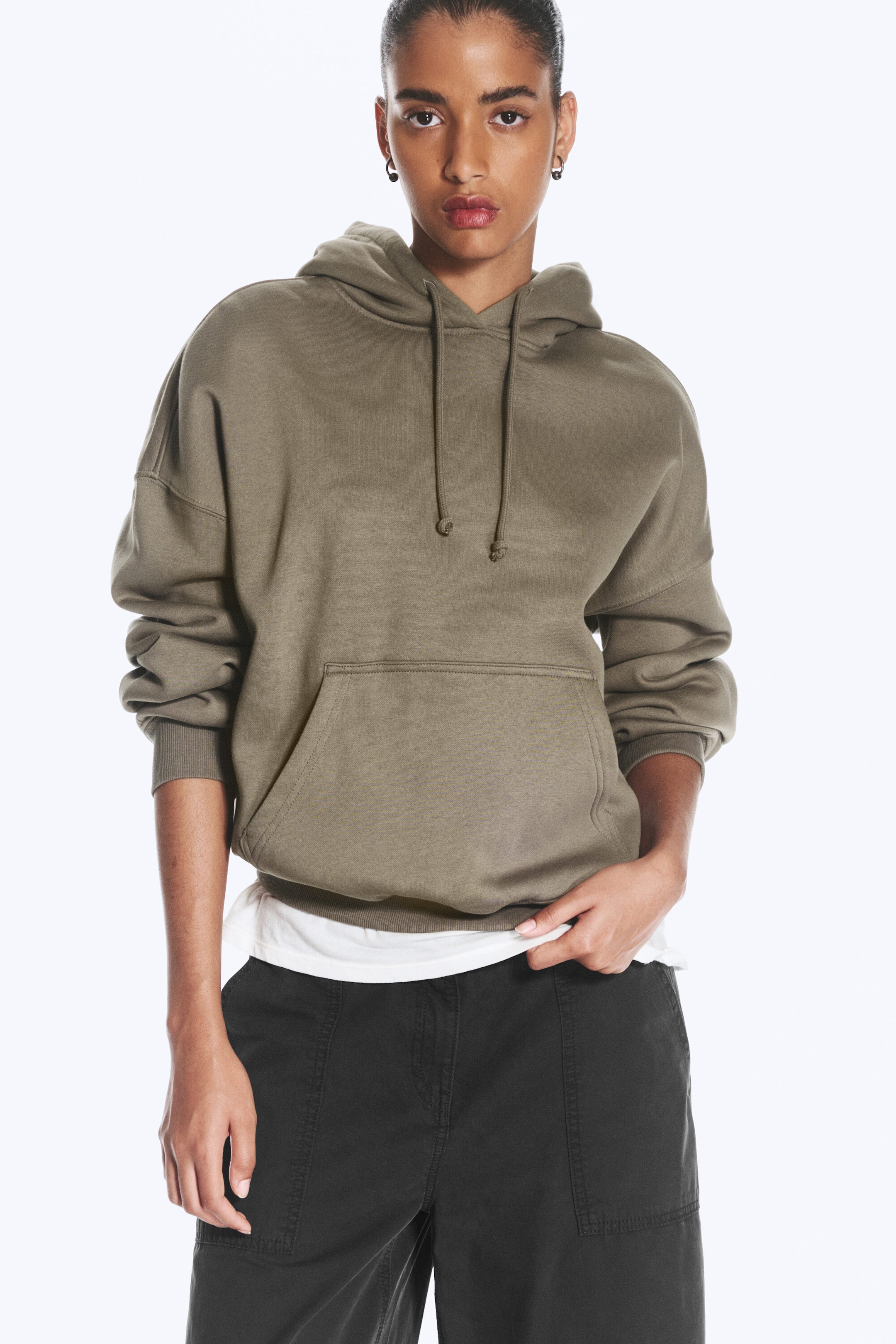 Gedeckter warmer Grauton - Hoodie mit Standard Fit - 2