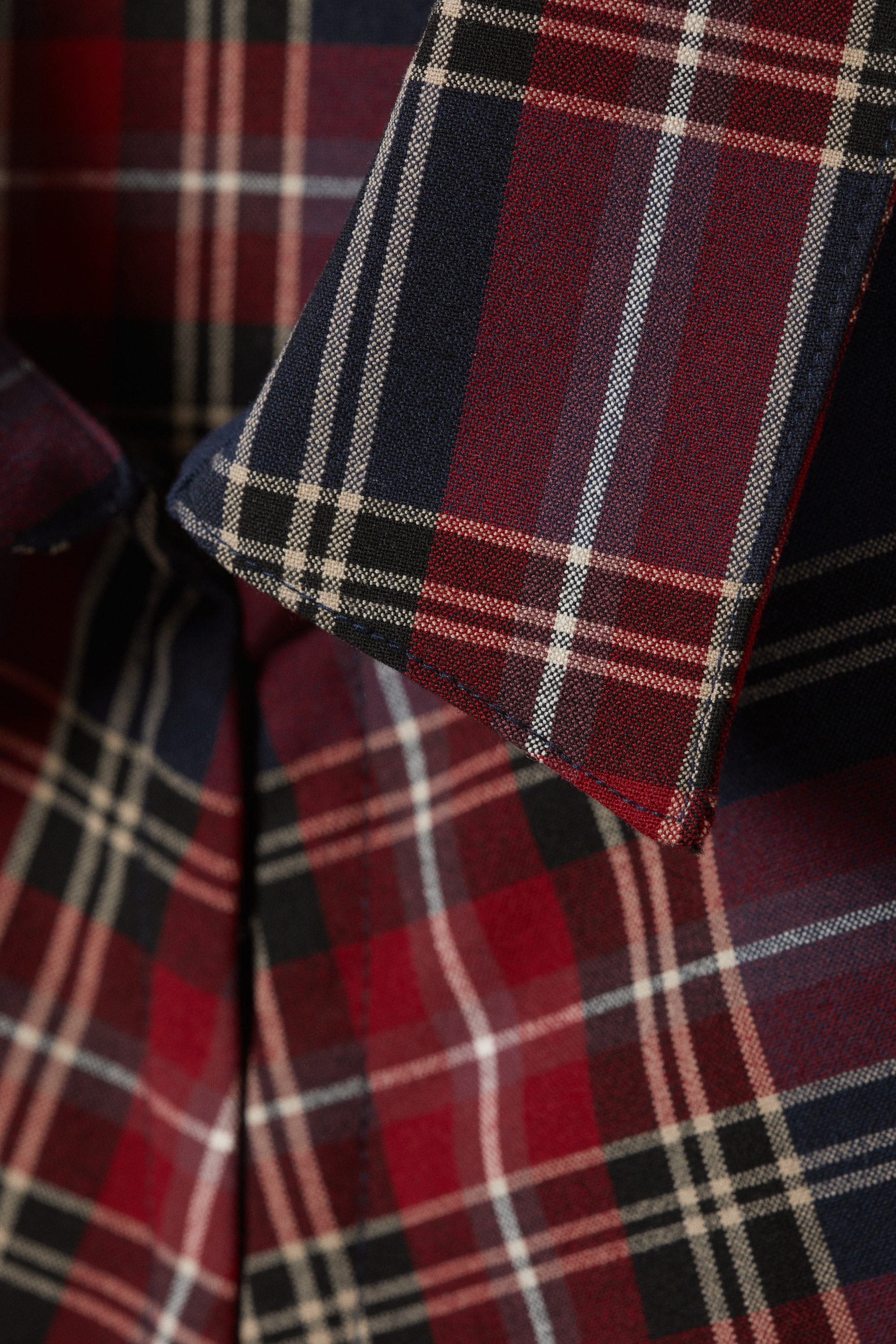 Dunkelrot - Ein langärmliges, tailliertes Hemd aus Satin. - 4