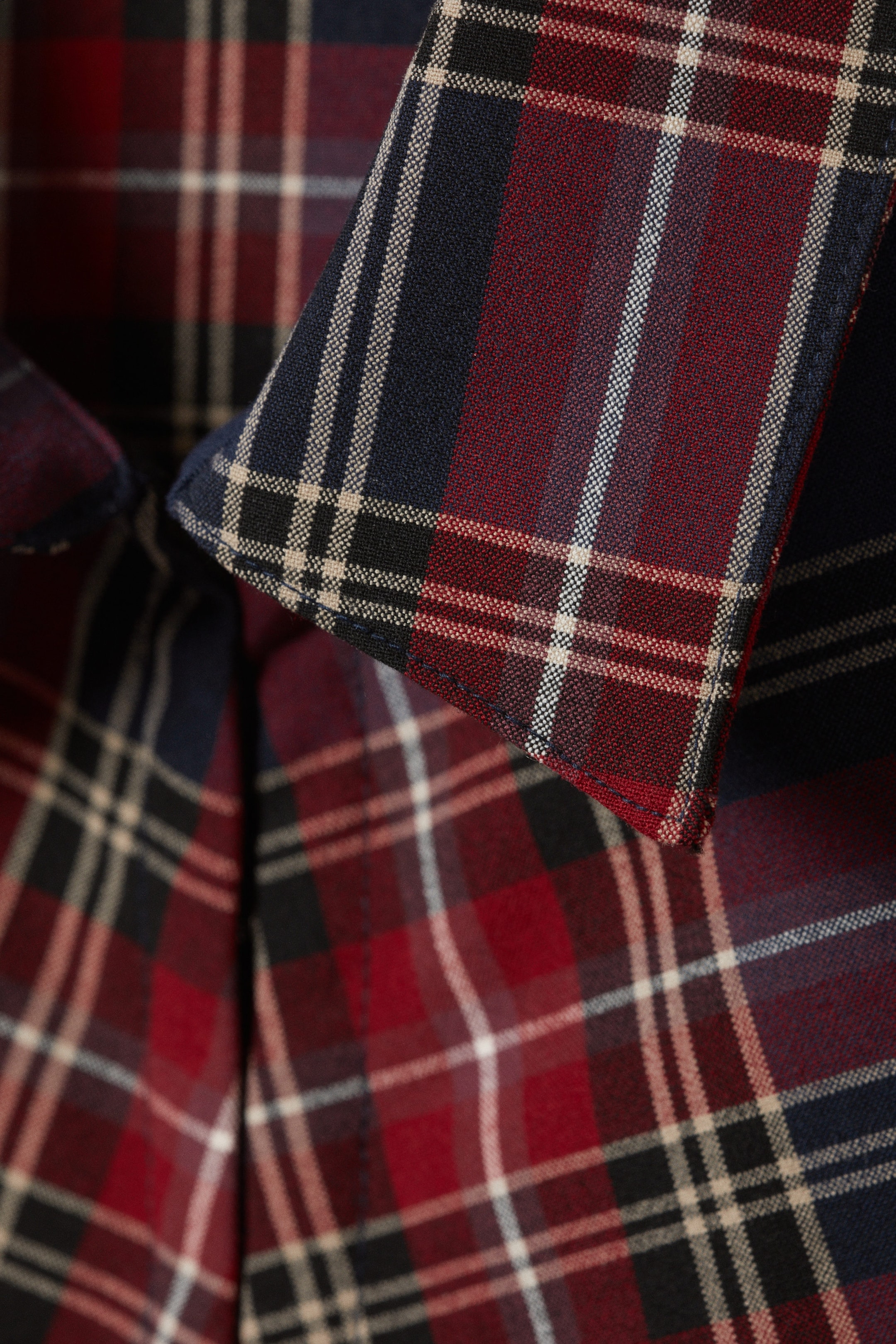 Dunkelrot - Ein langärmliges, tailliertes Hemd aus Satin. - 4