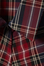 Dunkelrot - Ein langärmliges, tailliertes Hemd aus Satin. - 4