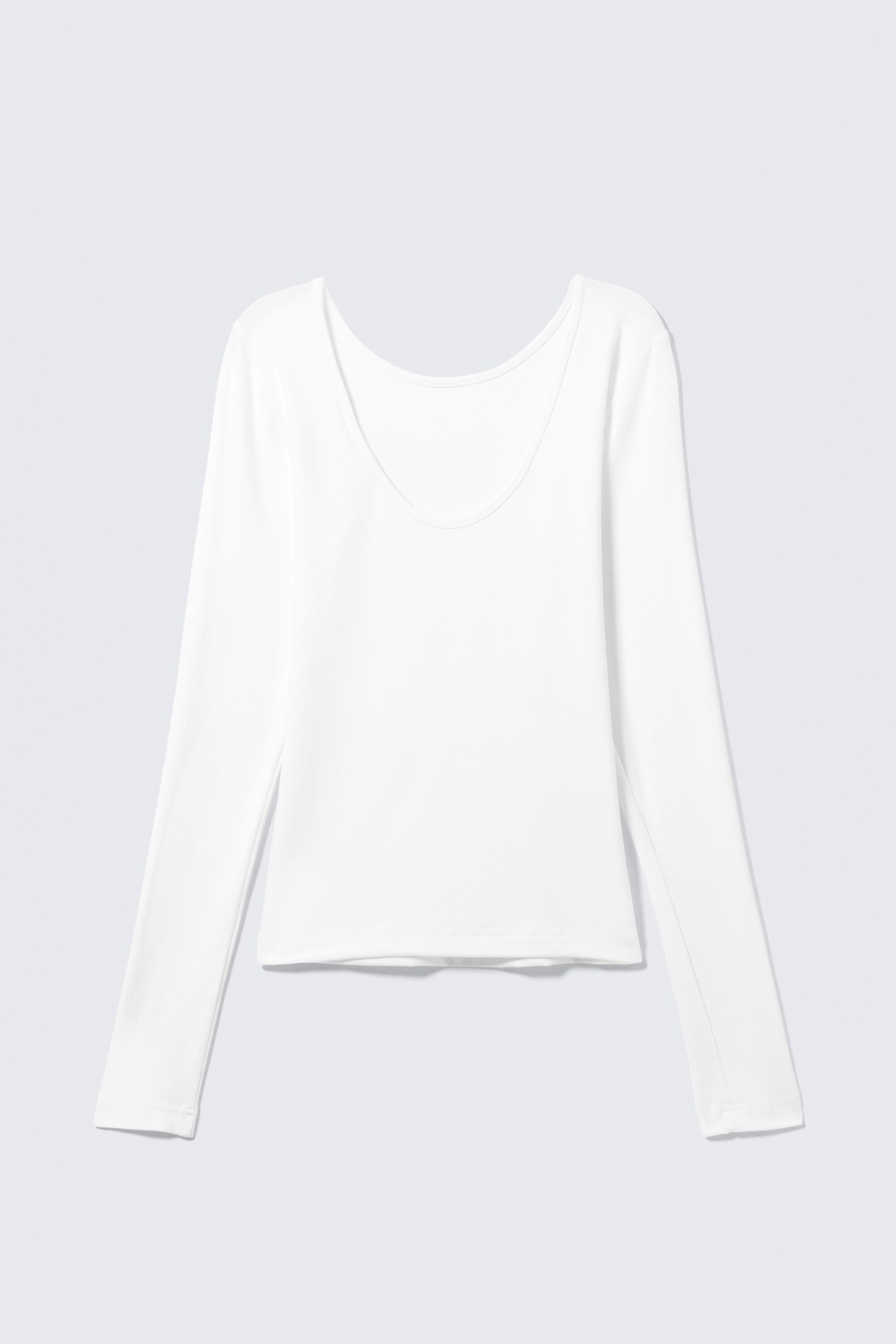 Visualizza immagine più grande: Una maglia bianca a maniche lunghe è vista dal davanti, caratterizzata da un ampio scollo a barchetta. Presenta una vestibilità aderente e orli rifiniti in modo pulito.