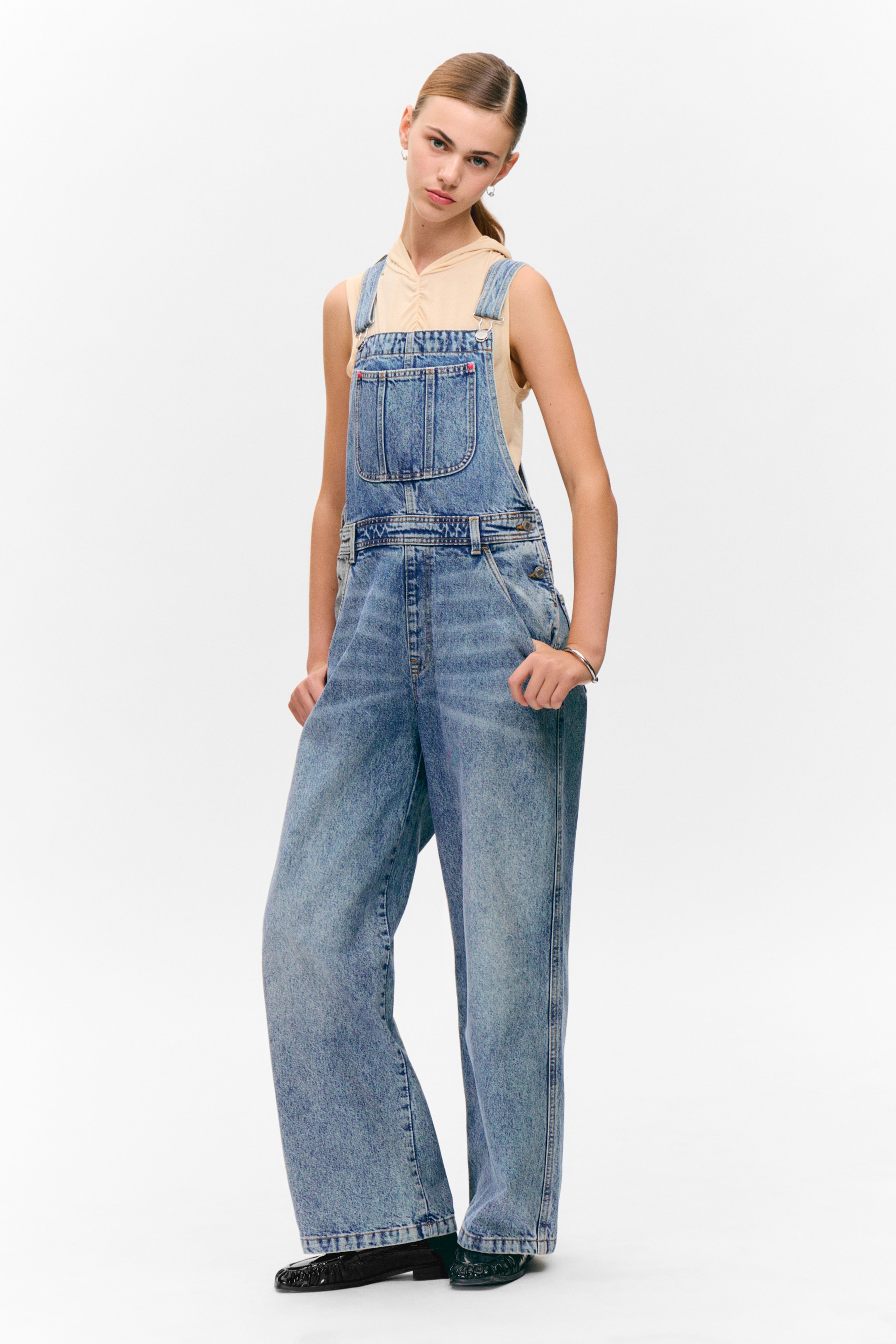 Größeres Bild anzeigen: Klassische Denim-Latzhose aus Baumwolle  - Fresh Blue - Mittelblau - Ladies | H&M AT 1