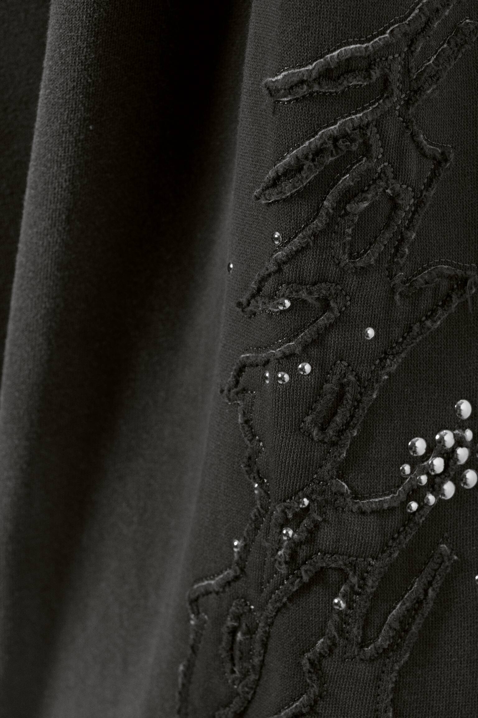 Долнище на анцуг с ниска талия, свободна кройка и декорация с капси - С шипове в черно - 7