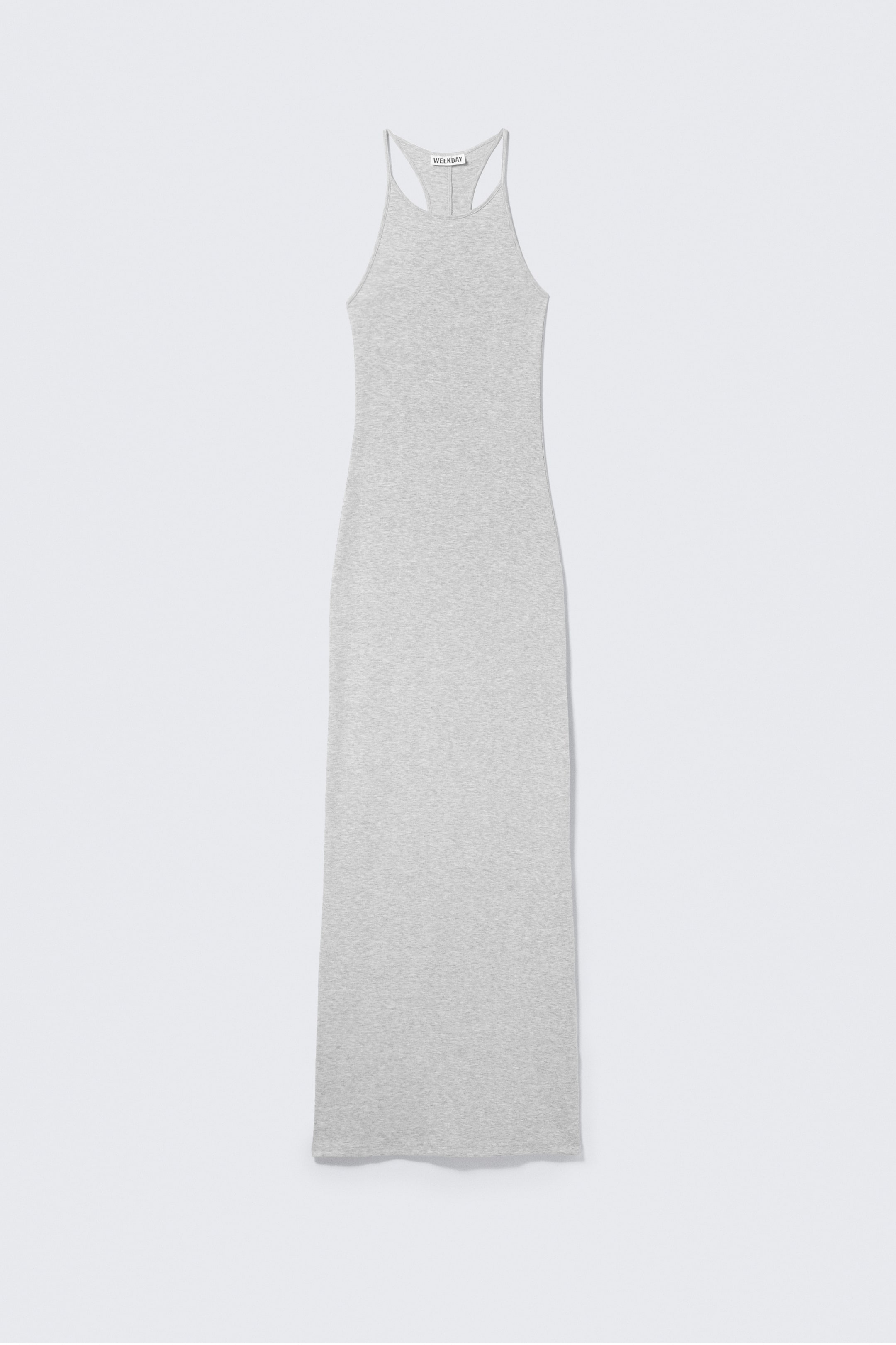 Grotere afbeelding bekijken: Een lichtgrijze gemêleerde maxi-jurk met een aansluitende pasvorm, een ronde halslijn, dunne bandjes en een racerback-ontwerp, allemaal zichtbaar vanaf de voorkant en doorlopend tot op de vloer.