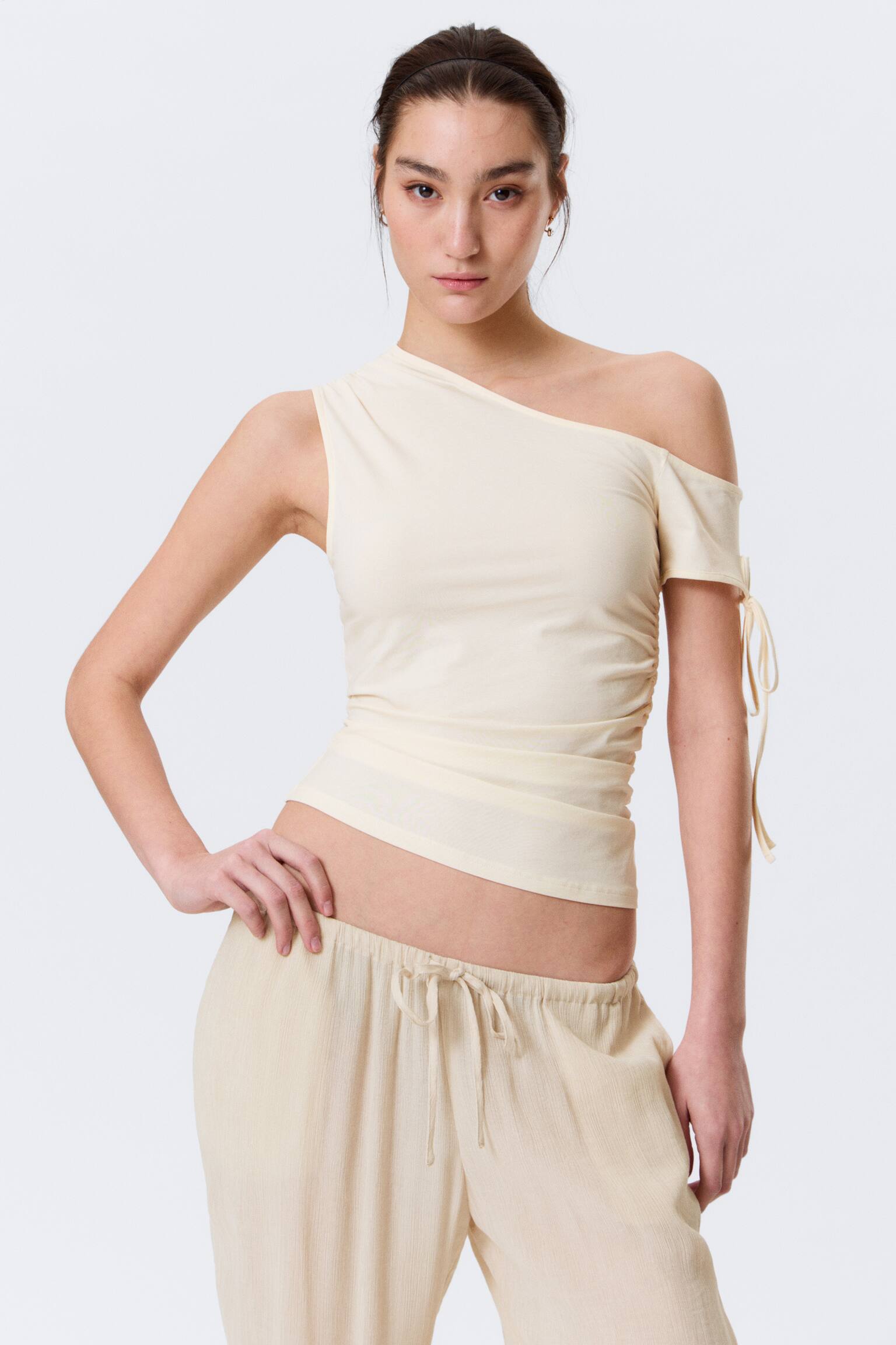 Smal rynkad off-shoulder topp-Off-white - 6