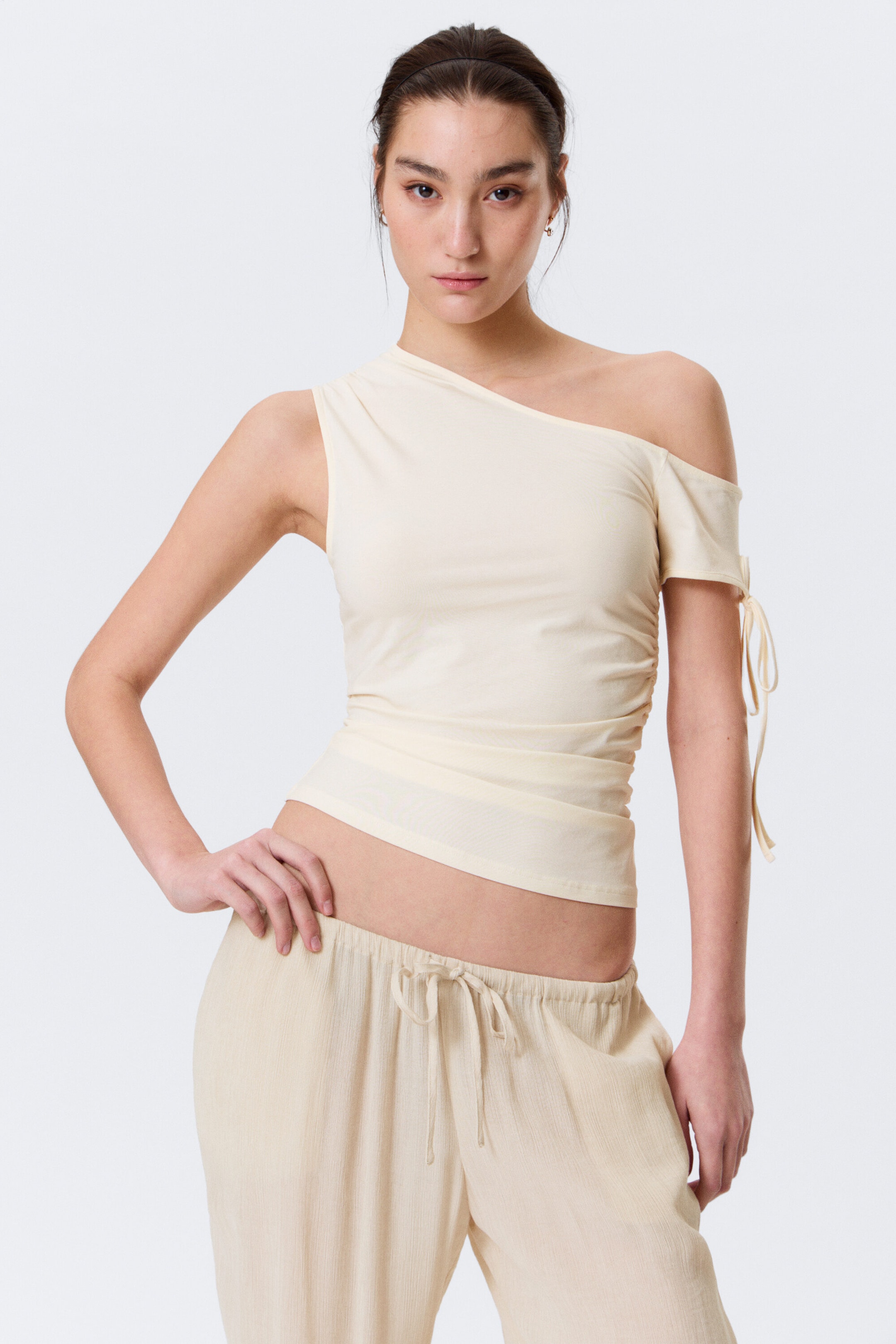 Offwhite - Schmal geschnittenes Off-Shoulder-Top mit Raffung - 1
