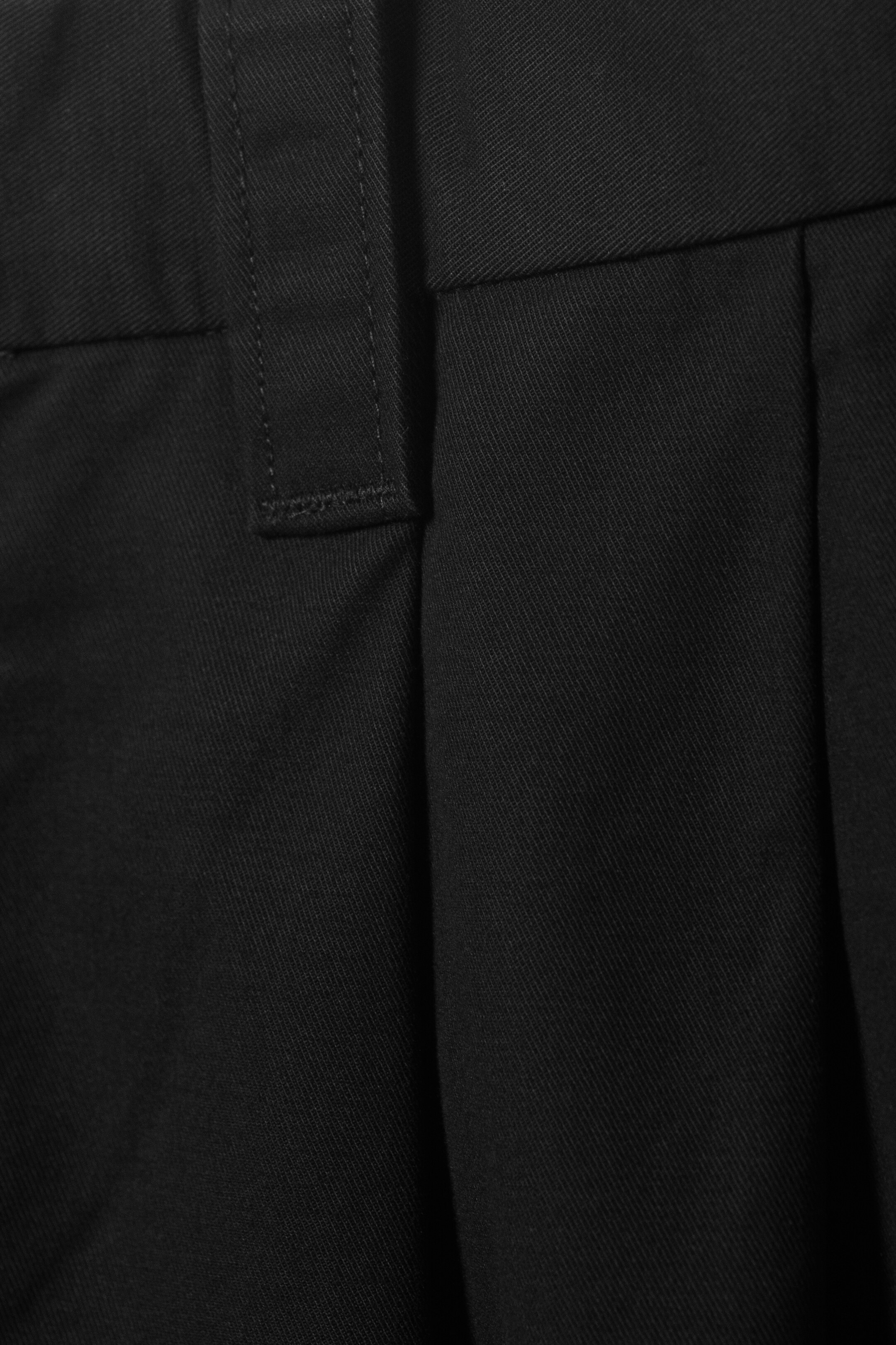 Visa större bild: Oversized chinos i bomullstwill med veck - Svart - HERR | H&M FI 6