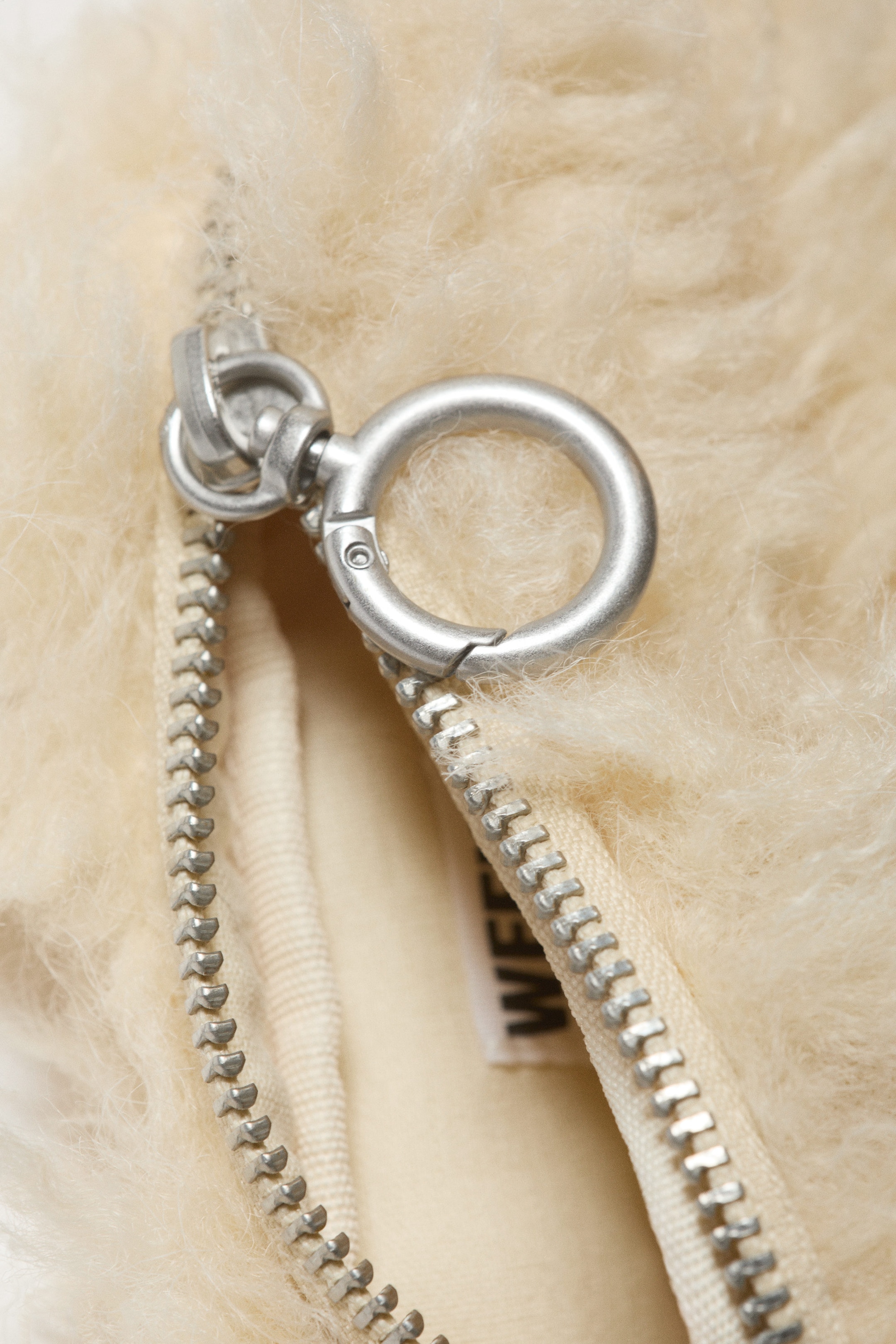 Beige - Mini-Geldbörse aus Kunstpelz mit Reißverschluss - 2