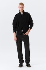 Schwarz - Entspannte Zip-Strickjacke mit hohem Kragen - 2