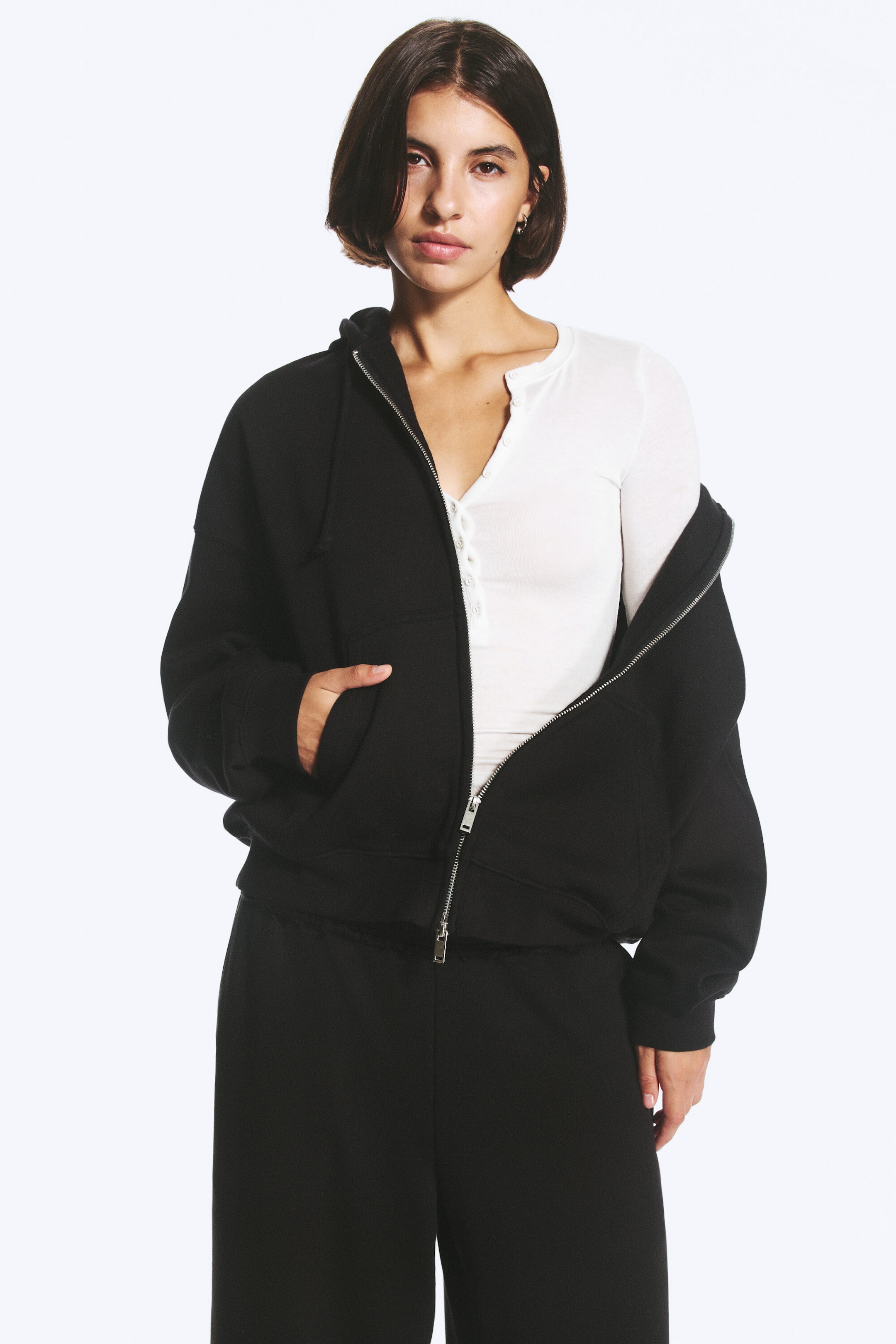 Schwarz - Hoodie mit Standard Fit und Reißverschluss - 1