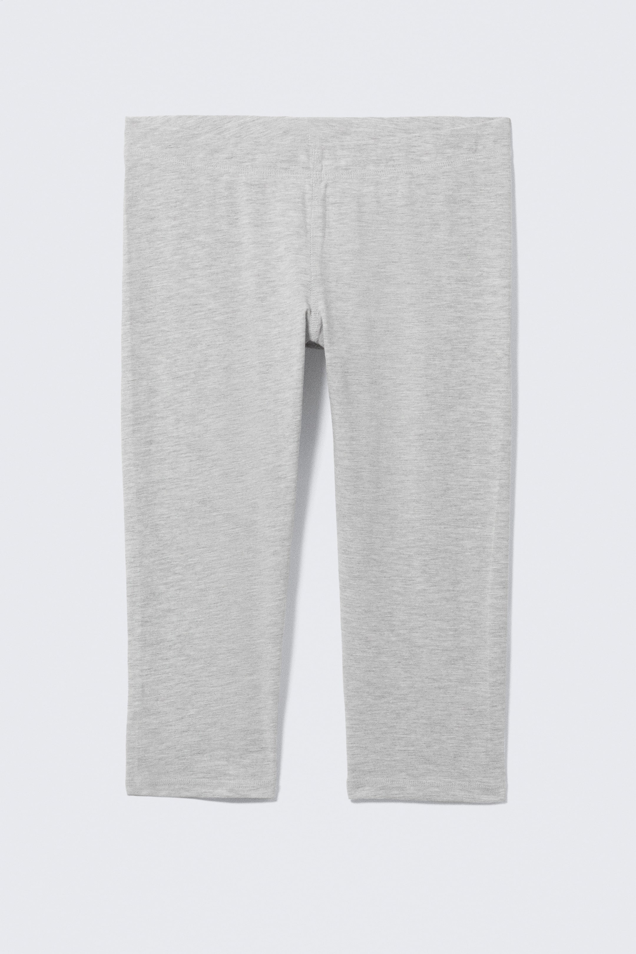 Agrandir l'image: Leggings capri gris clair présentés de face, avec une texture chinée et une taille élastiquée. Les leggings s'étendent jusqu'à mi-mollet.