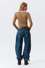 Mörkbeige - Smal långärmad topp med V-ringning - 2