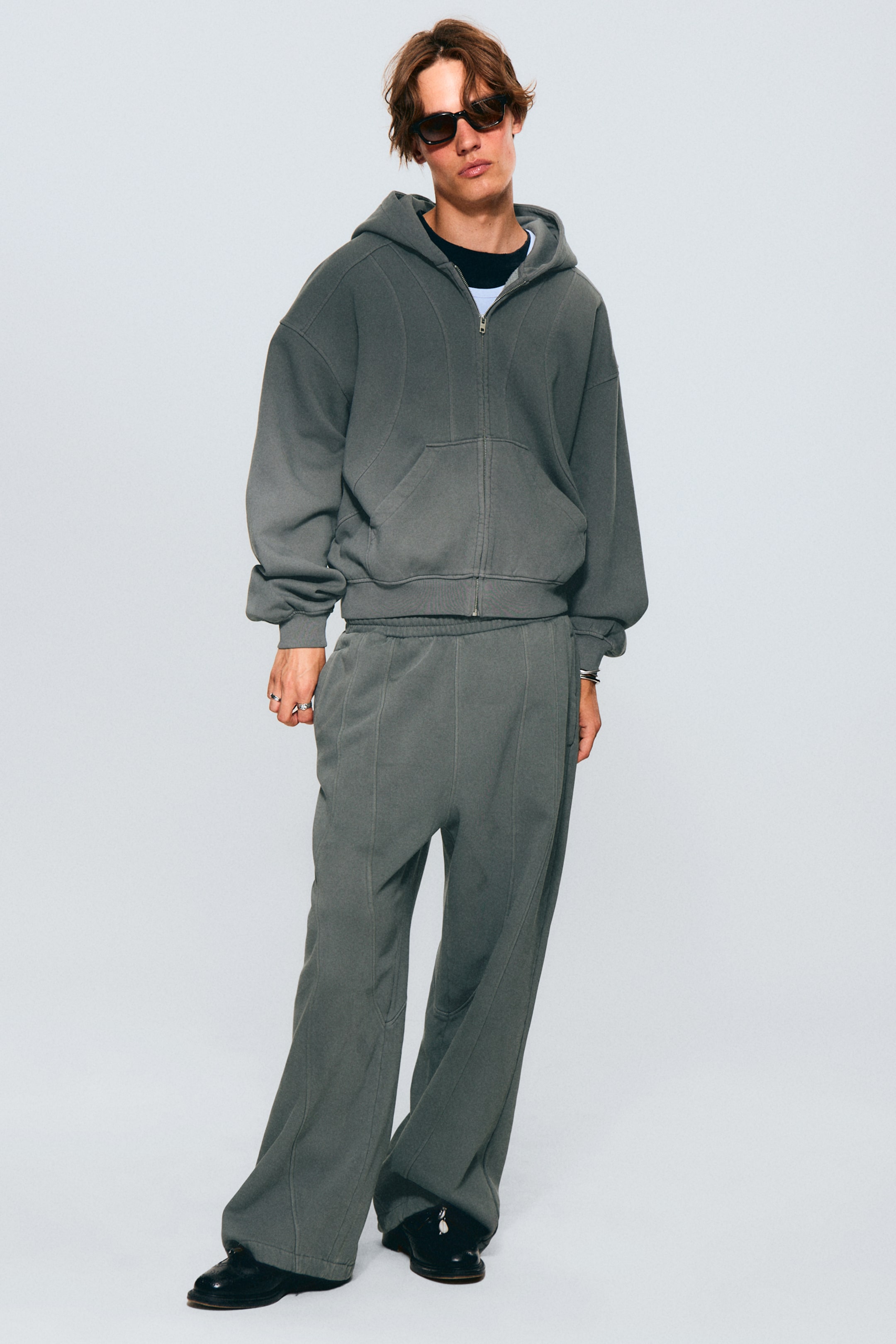 Grösseres Bild ansehen: Locker geschnittener Zip-Hoodie mit Panelnähten - Grau - HERREN | H&M CH 2