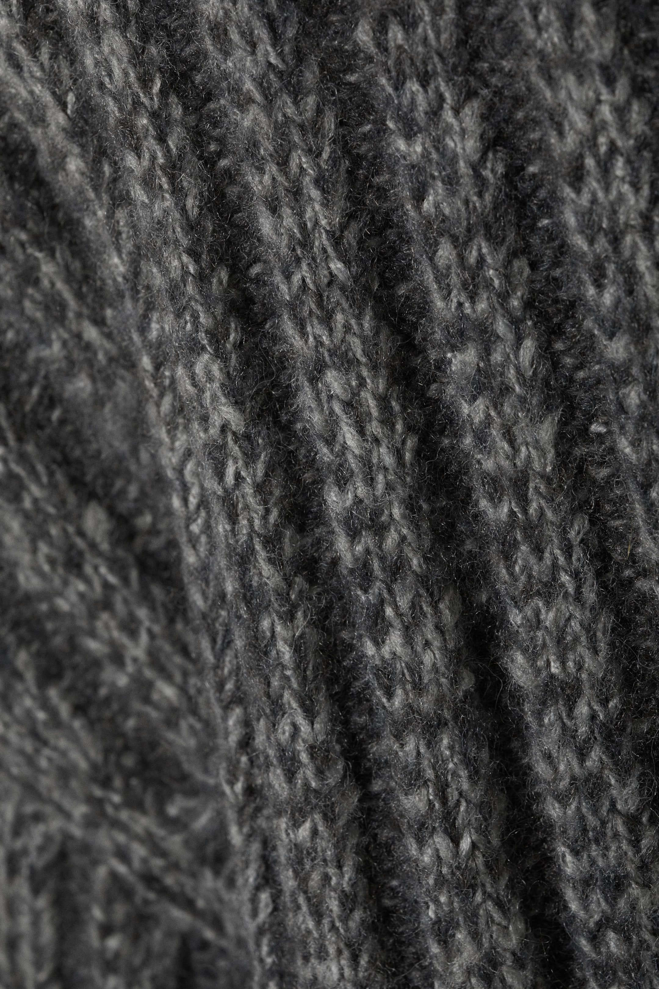Dunkelgrau - Rippstrick-Pullover mit kurzer Länge - 1