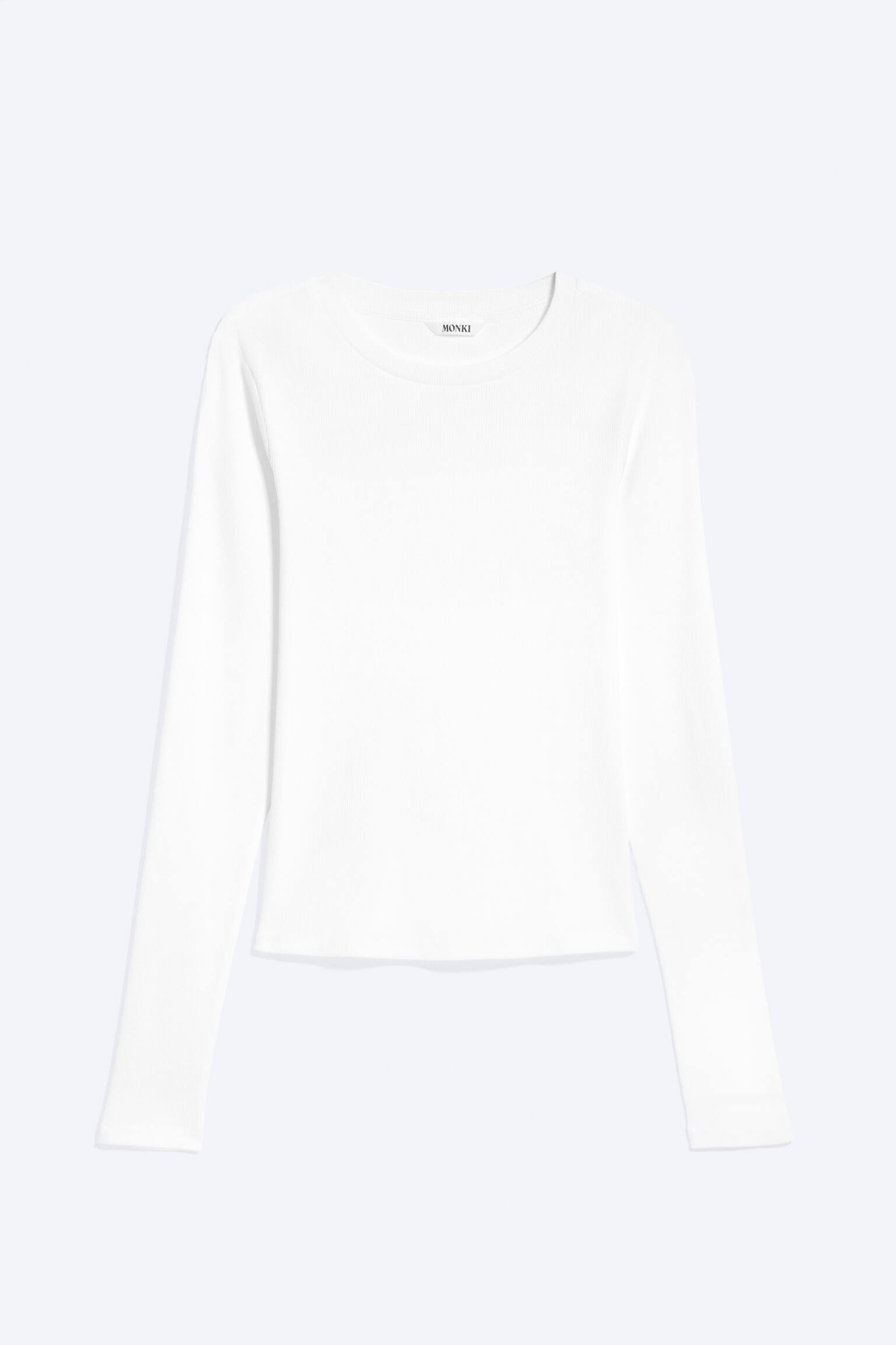 Ein weißes, geripptes Langarmshirt wird von vorne gezeigt, mit Rundhalsausschnitt und einem sichtbaren 'MONKI'-Markenetikett.