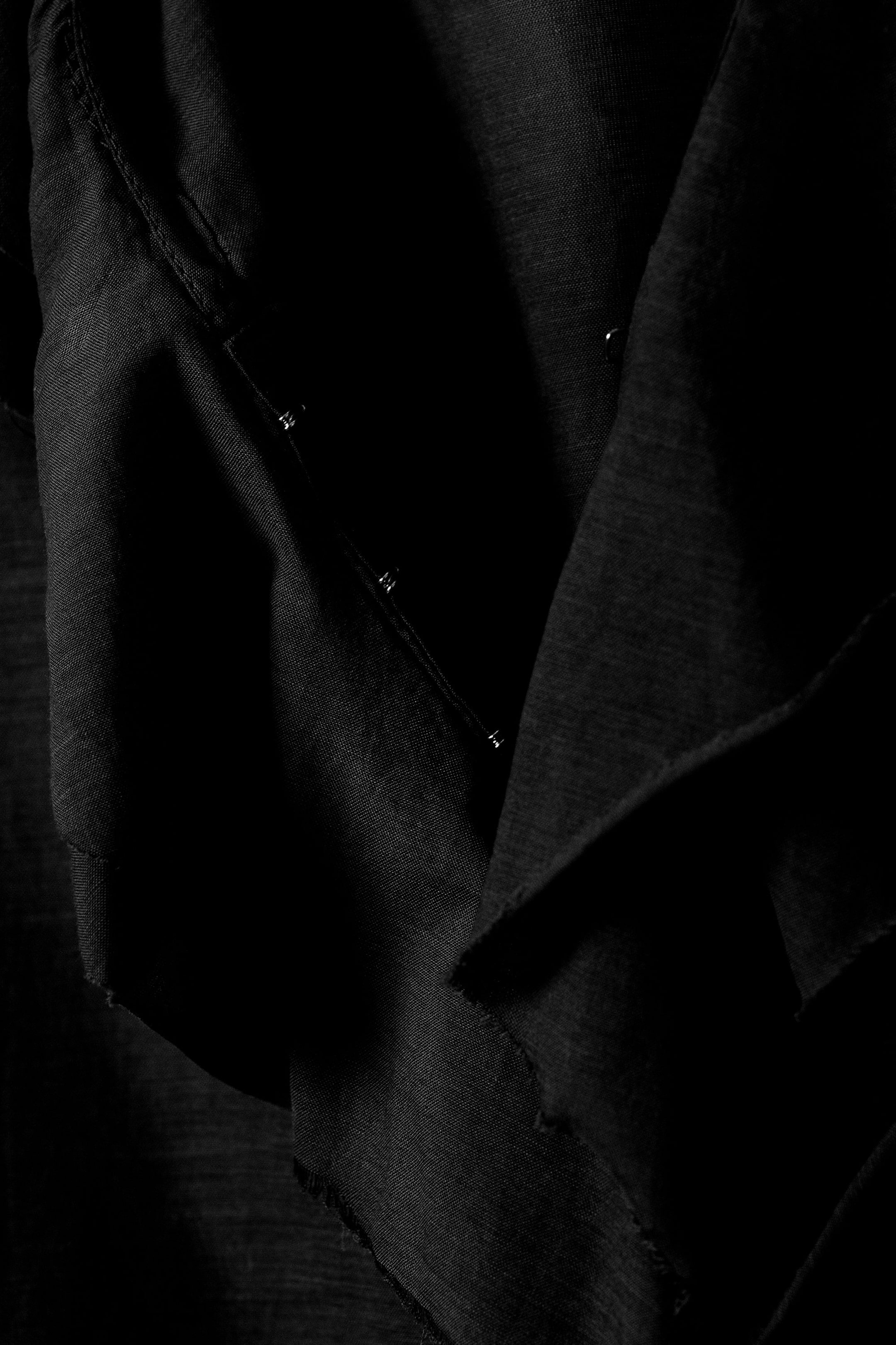 Svart - Långärmad omlottblus med volang - 2