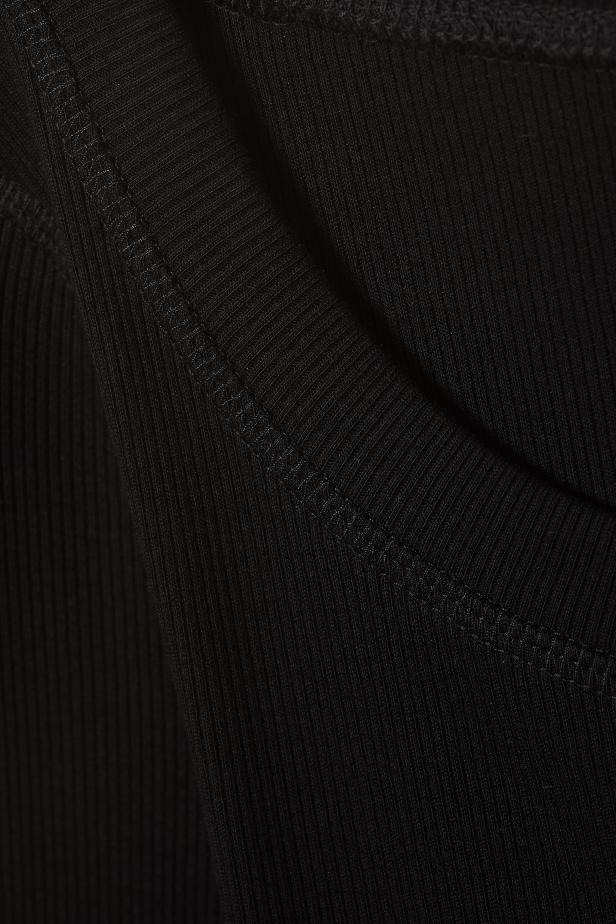 Schwarz - Langärmliges Top mit weitem Ausschnitt - 2