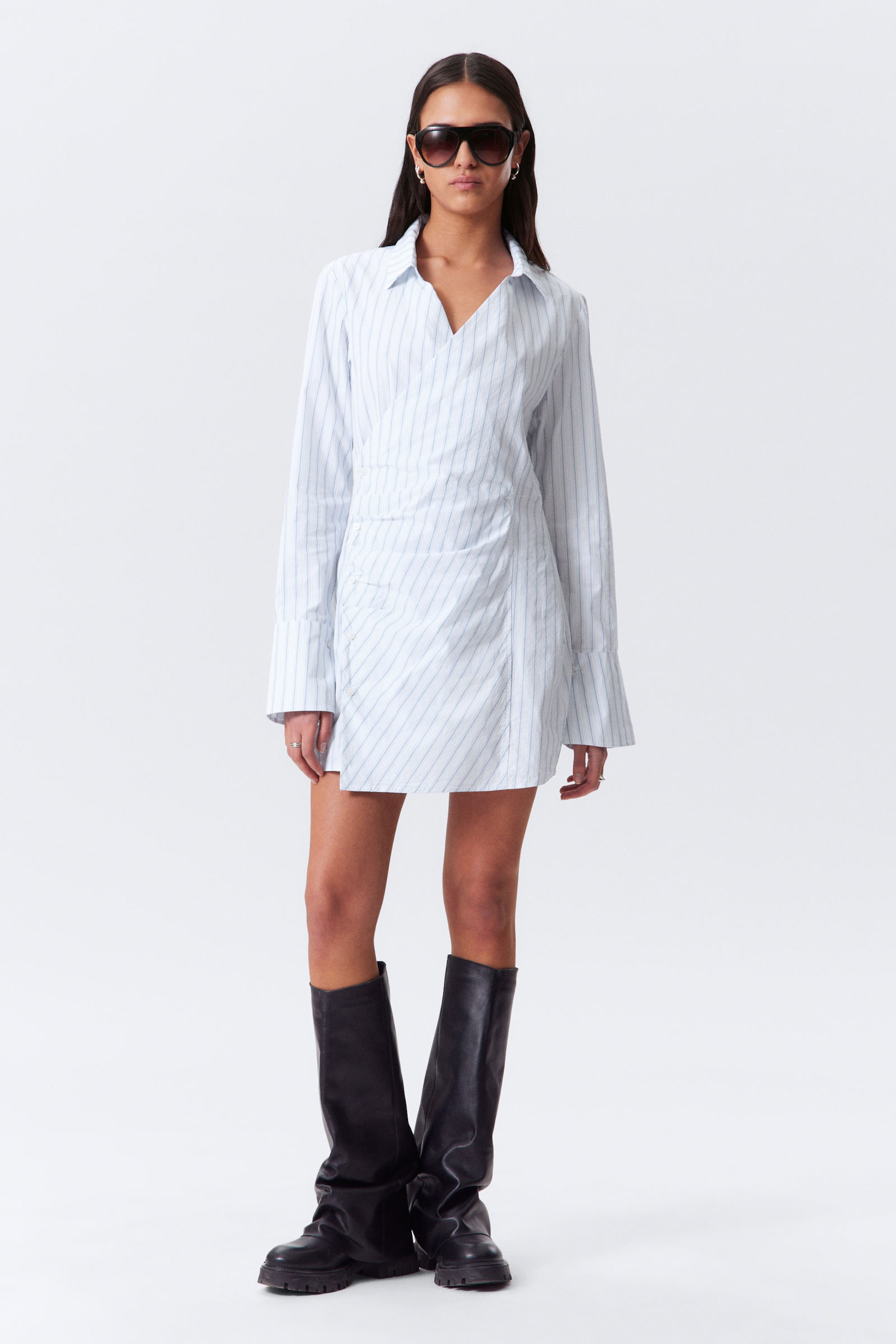 Blauw gestreept - Asymmetrische mini-overhemdjurk met lange mouwen - 1