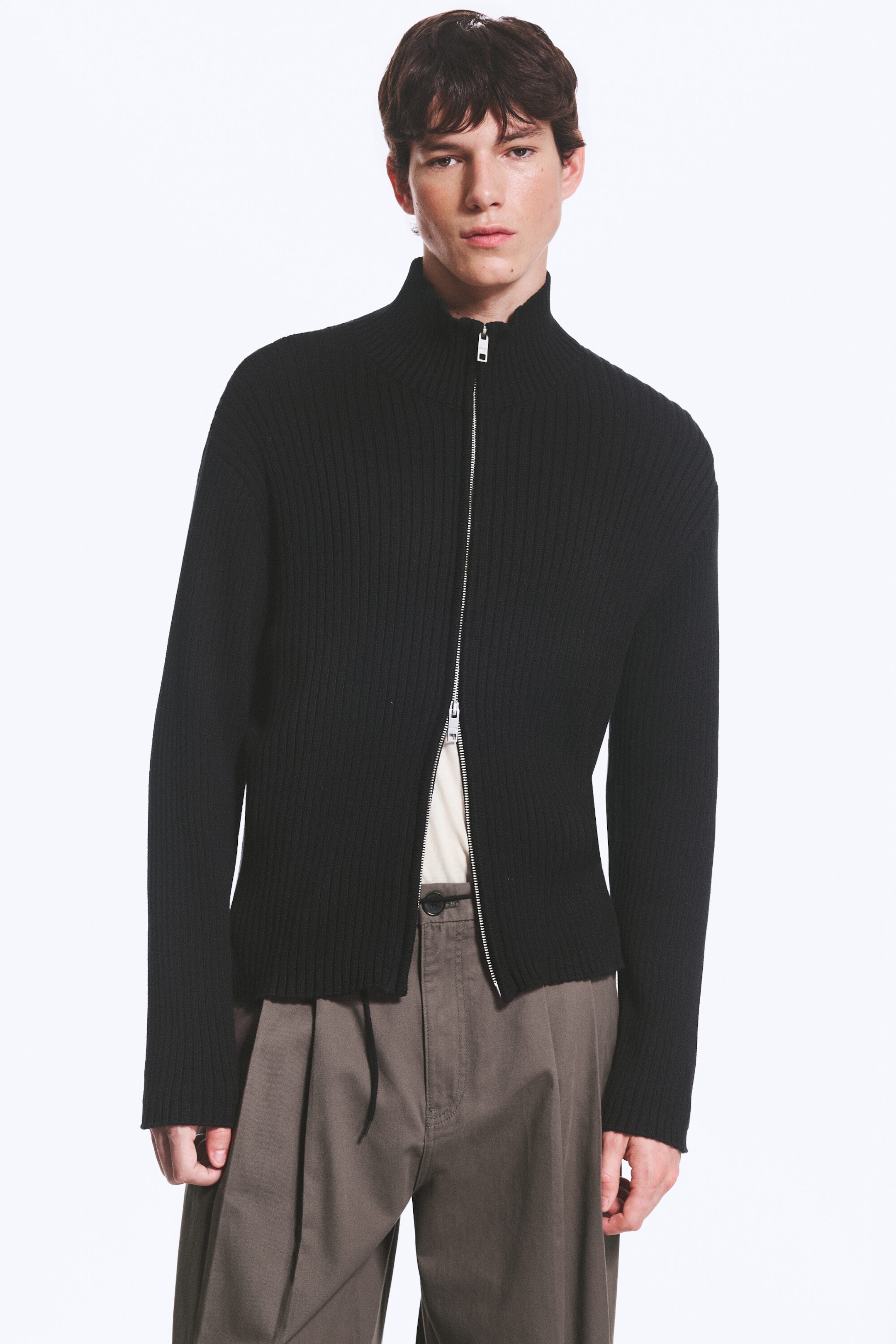 Schwarz - Lockerer Strick-Cardigan mit Reißverschluss - 1