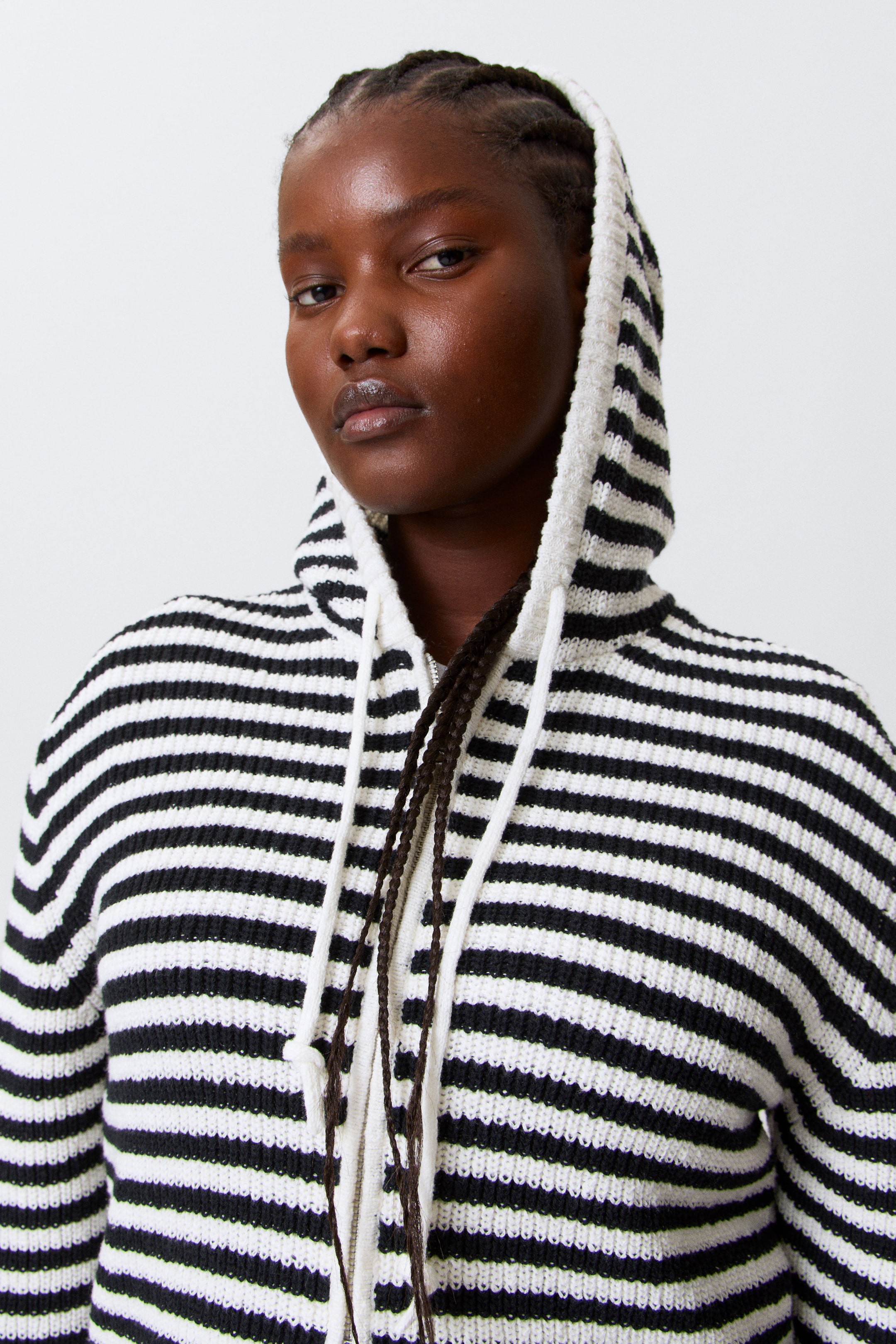 Schwarz & weiß gestreift - Schlanker Strick-Hoodie mit Reißverschluss - 2